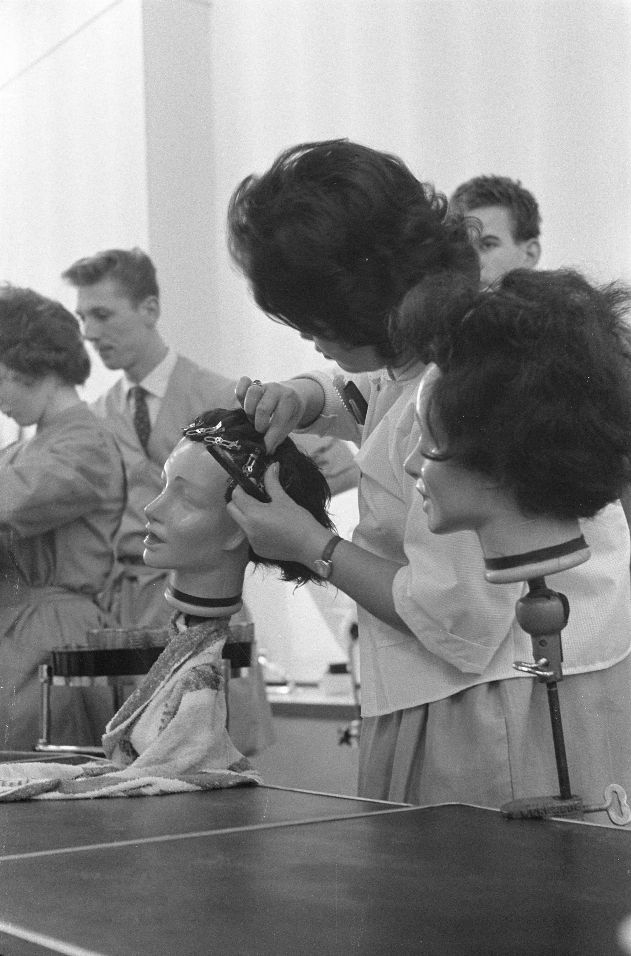 Fotocollectie Anefo — Opening van de eerste kappersdagschool aan de Prinses Marijkestraat te Den Haag — Foto: Pot, Harry / Anefo. Licentie: Set B: Rechtenvrij / Publiek Domein. Bron: Nationaal Archief. http://hdl.handle.net/10648/a9a90cb6-d0b4-102d-bcf8-003048976d84
