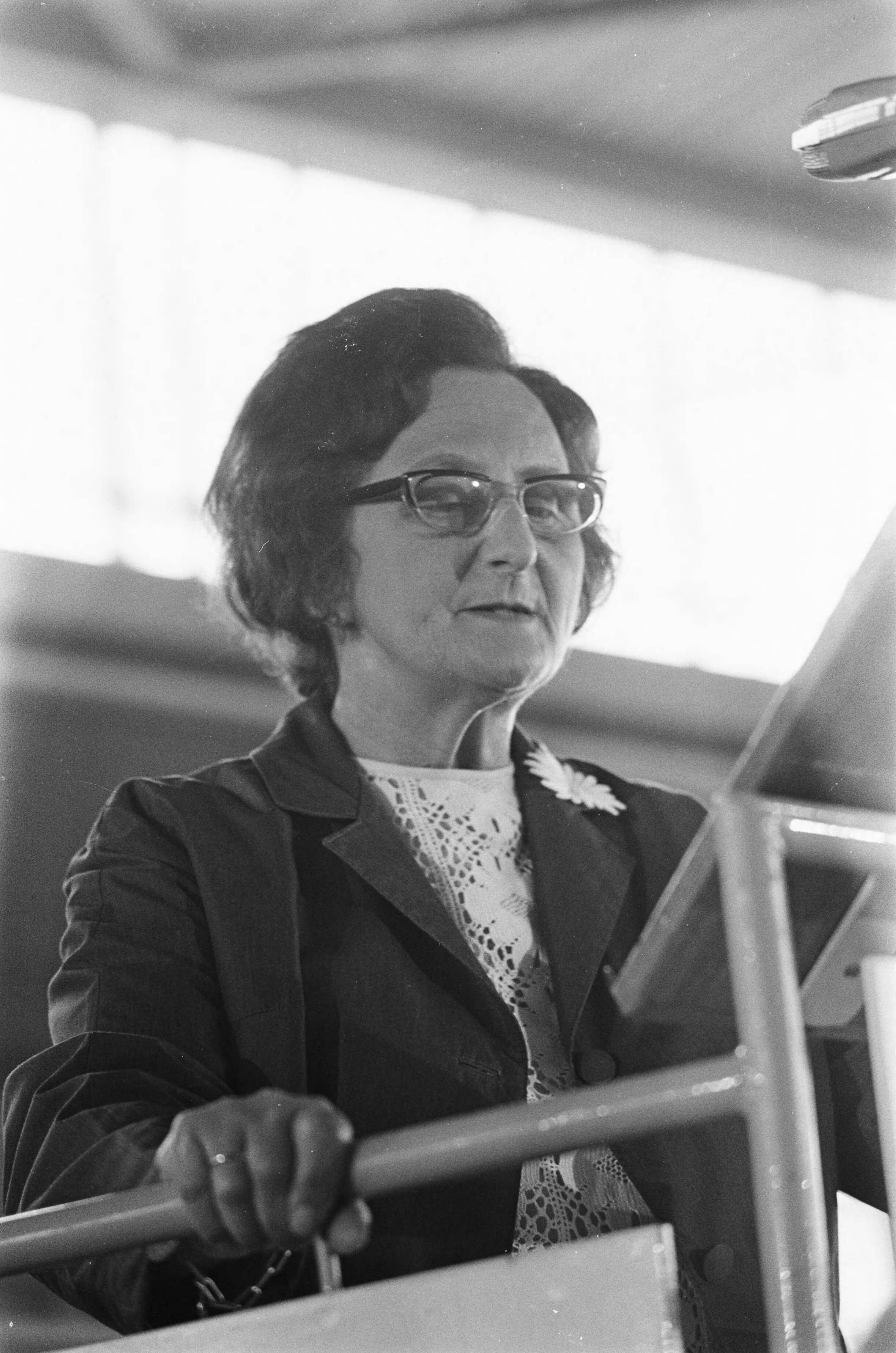 Fotocollectie Anefo — Algemene Ledenvergadering VPRO in Expohal Hilversum. Mevrouw drs. A. E. A. Went van den Vring aan het woord — Foto: Nijs, Jac. de / Anefo. Licentie: Set B: Rechtenvrij / Publiek Domein. Bron: Nationaal Archief. http://hdl.handle.net/10648/ab44e018-d0b4-102d-bcf8-003048976d84