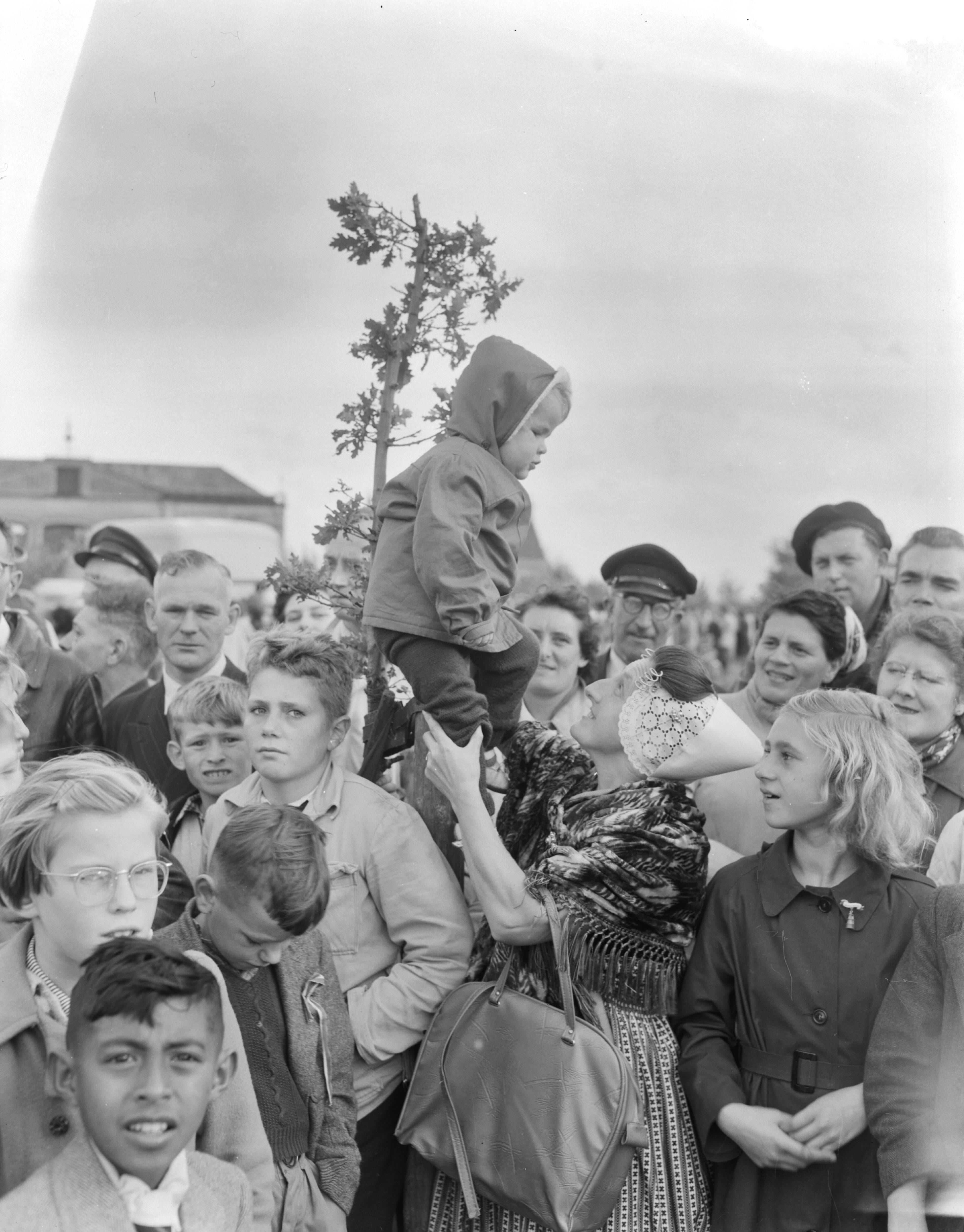 Fotocollectie Anefo — Koningin Juliana op Duiveland, Bezoek koningin Juliana aan Koudekerke — Foto: Duinen, G.W. van / Anefo. Licentie: Set B: Rechtenvrij / Publiek Domein. Bron: Nationaal Archief. http://hdl.handle.net/10648/a91437b2-d0b4-102d-bcf8-003048976d84