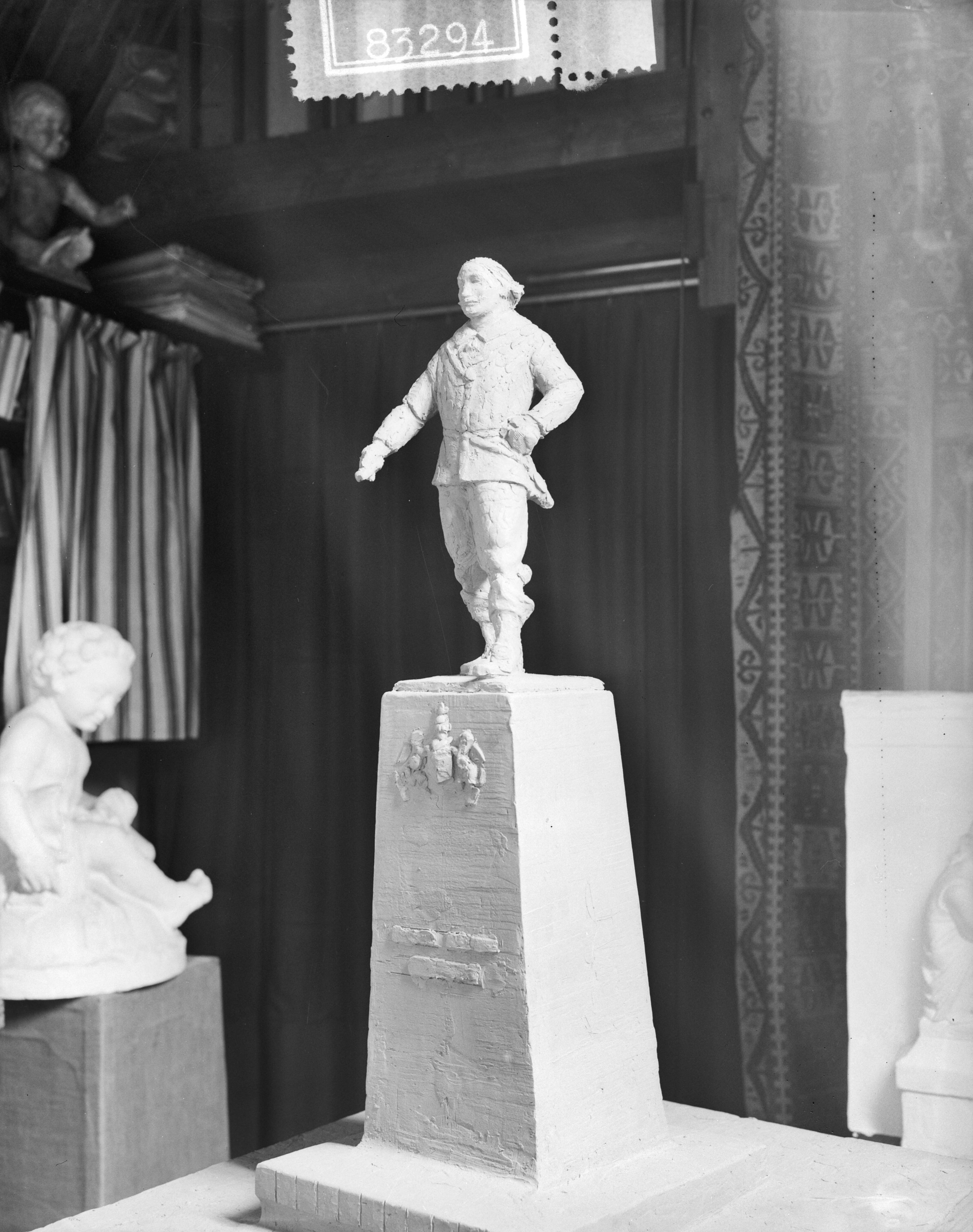 Fotocollectie Anefo — Ontwerp beeld van zeeheld Maarten Harpertsz. Tromp door Dirk Wolbers uit 's-Gravenhage dat op het noordeinde van de boulevard van Scheveningen zal worden geplaatst. Met sokkel 10 meter hoog — Foto: Meijer, T.A. / Anefo. Licentie: Set B: Rechtenvrij / Publiek Domein. Bron: Nationaal Archief. http://hdl.handle.net/10648/a9580bfe-d0b4-102d-bcf8-003048976d84