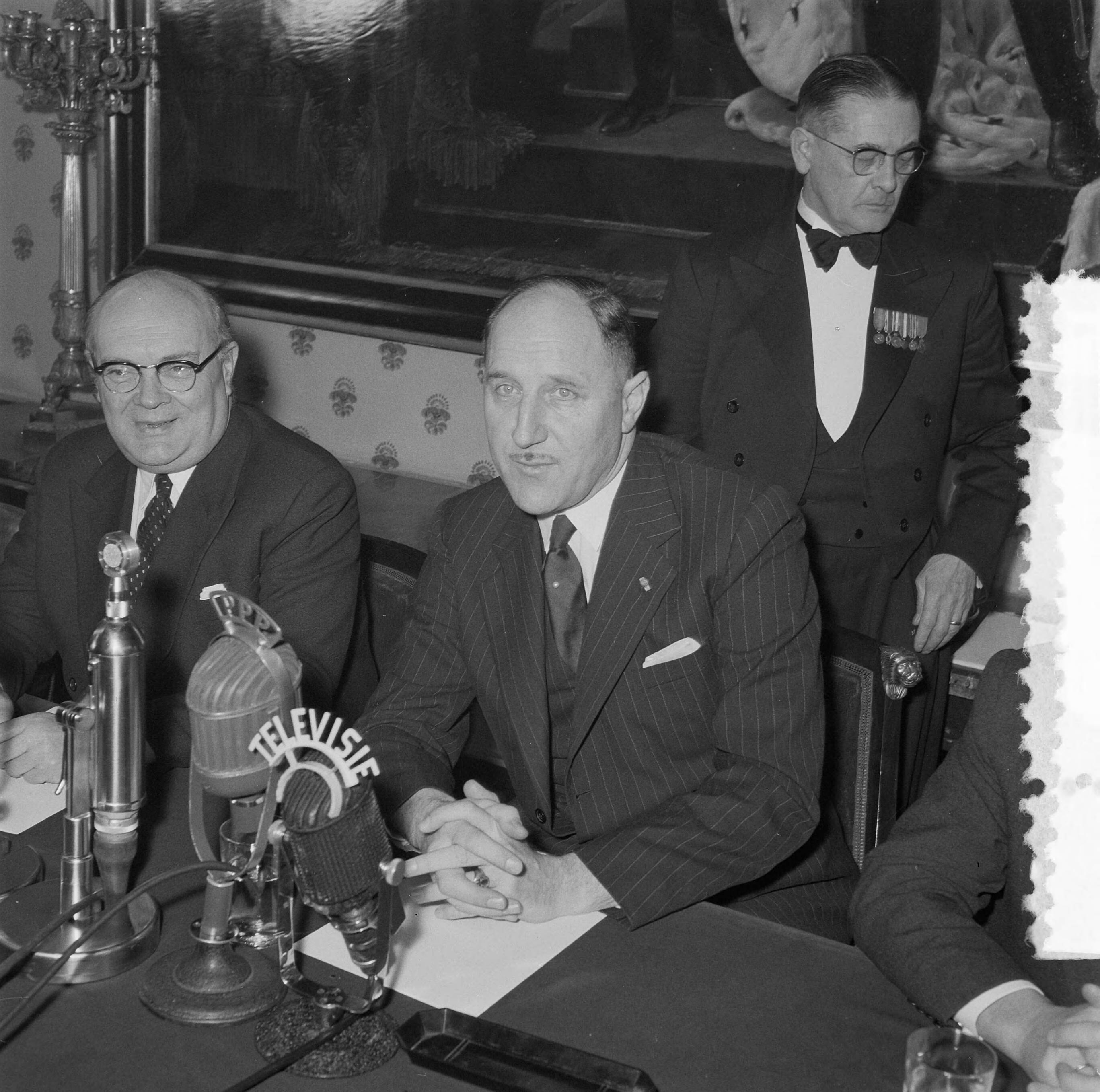 Fotocollectie Anefo — Besprekingen tussen de Belgische minister Paul H. Spaak en minister Luns te Den Haag — Foto: Behrens, Herbert F. / Anefo. Licentie: Set B: Rechtenvrij / Publiek Domein. Bron: Nationaal Archief. http://hdl.handle.net/10648/a95713e8-d0b4-102d-bcf8-003048976d84