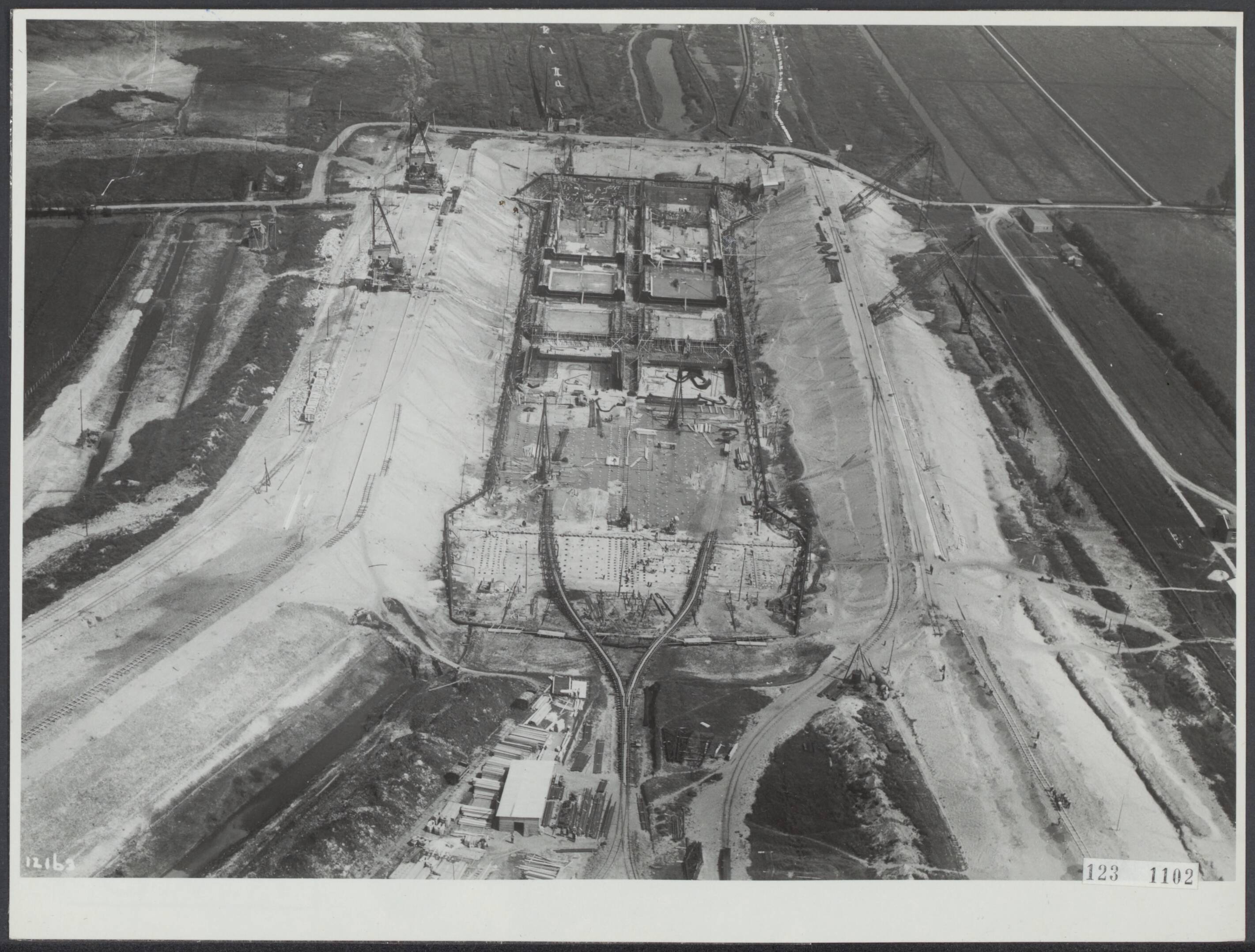 Fotocollectie Rijksvoorlichtingsdienst Eigen — Luchtopname. Bouwput sluis Vreeswijk — Foto: KLM Aerocarto / Rechtenvrij. Licentie: Set B: Rechtenvrij / Publiek Domein. Bron: Nationaal Archief. http://hdl.handle.net/10648/af2fe1aa-d0b4-102d-bcf8-003048976d84