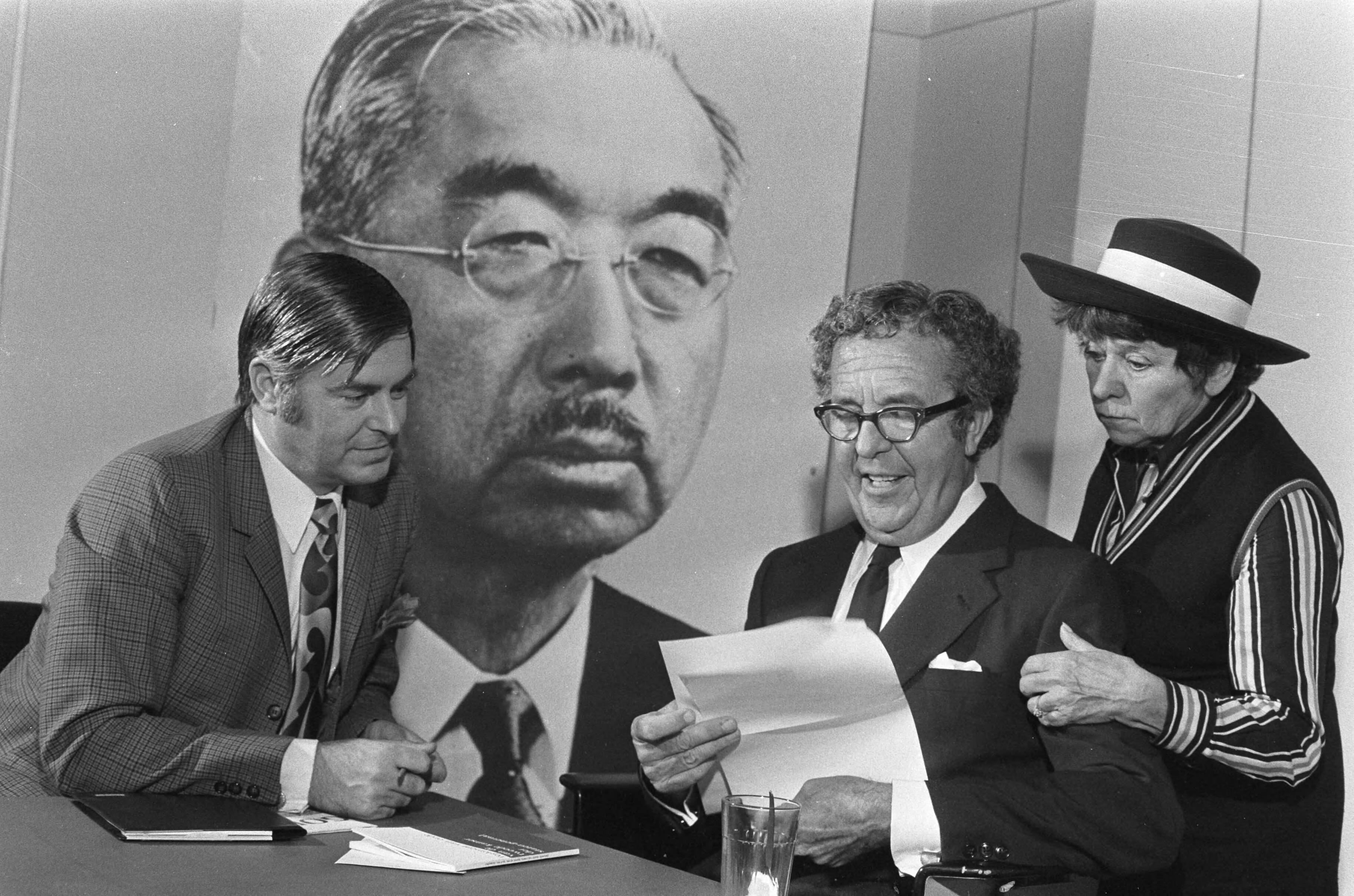 Fotocollectie Anefo — Interview van Wim Kan voor NOS in NOS studio, Hilversum (l) Hans van de Werff met Wim Kan en Corry Vonk — Foto: Punt, W. / Anefo. Licentie: Set B: Rechtenvrij / Publiek Domein. Bron: Nationaal Archief. http://hdl.handle.net/10648/abd1d77a-d0b4-102d-bcf8-003048976d84