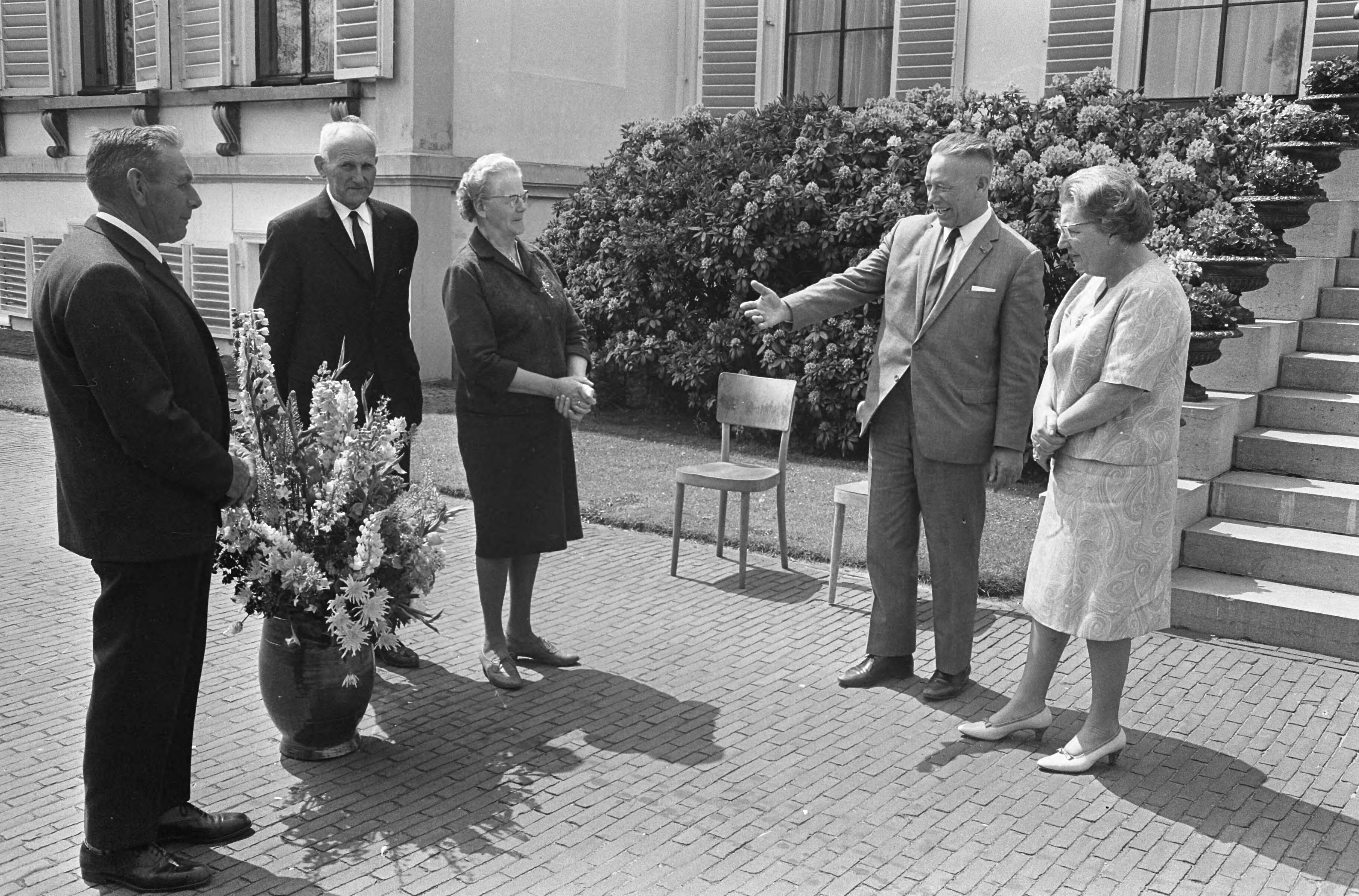 Koningin Juliana ontvangt ouden van dagen op Paleis Soestdijk — Soestdijk|koninginnen |paleizen |ontvangsten |ouderen |bejaarden|Juliana, koningin|Utrecht — Foto: Fotograaf Onbekend / Anefo. Licentie: Set B: Rechtenvrij / Publiek Domein. Bron: Nationaal Archief. http://hdl.handle.net/10648/ab1c6908-d0b4-102d-bcf8-003048976d84
