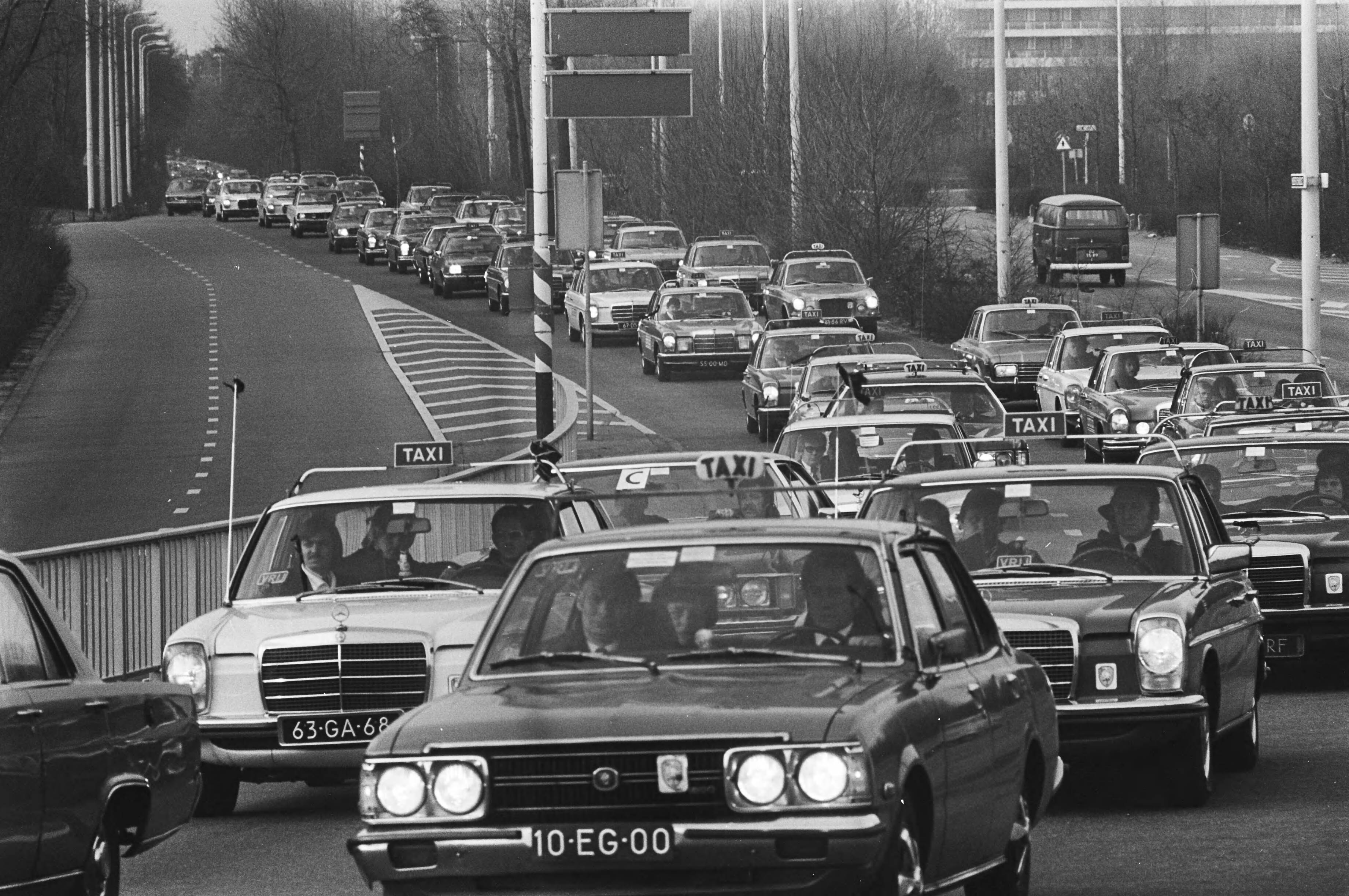 Fotocollectie Anefo — Vermoorde taxichauffeur Gerard Hofstede in Den Haag begraven; stoet van taxis op weg naar begraafplaats — Foto: Mieremet, Rob / Anefo. Licentie: Set B: Rechtenvrij / Publiek Domein. Bron: Nationaal Archief. http://hdl.handle.net/10648/ac7ed376-d0b4-102d-bcf8-003048976d84