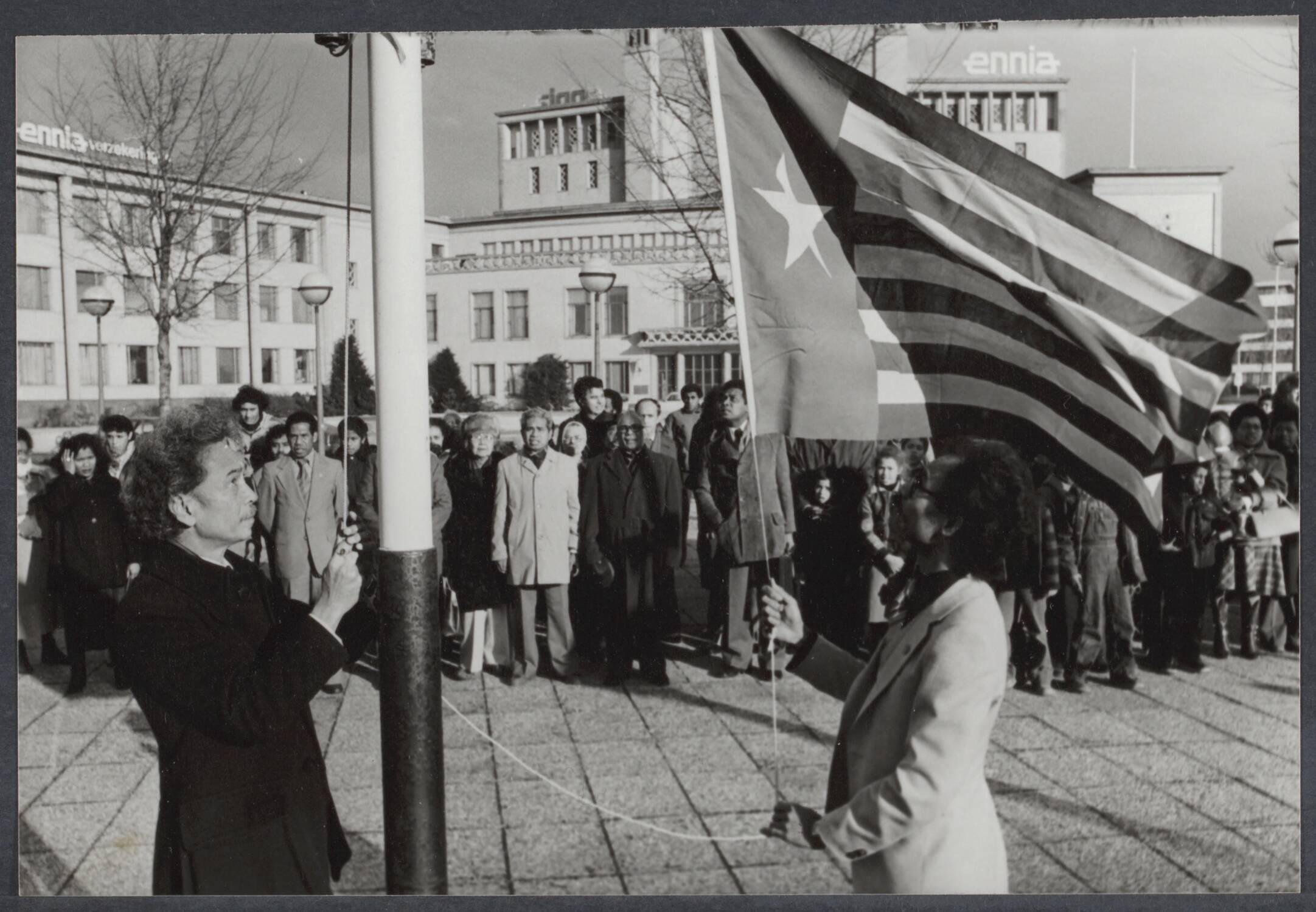 Nederlands Nieuw-Guinea, militaire acties, ook van de H.N.O. — In het Congresgebouw te Den Haag is de Nationale Dag West Papoea Nieuw-Guinea / Melanesia gehouden. Het hijsen van de vlag — Foto: Suyk, Koen / Anefo. Licentie: Set B: Rechtenvrij / Publiek Domein. Bron: Nationaal Archief. http://hdl.handle.net/10648/c64fa67a-d1cc-dc8e-1088-1e6c9d66f307