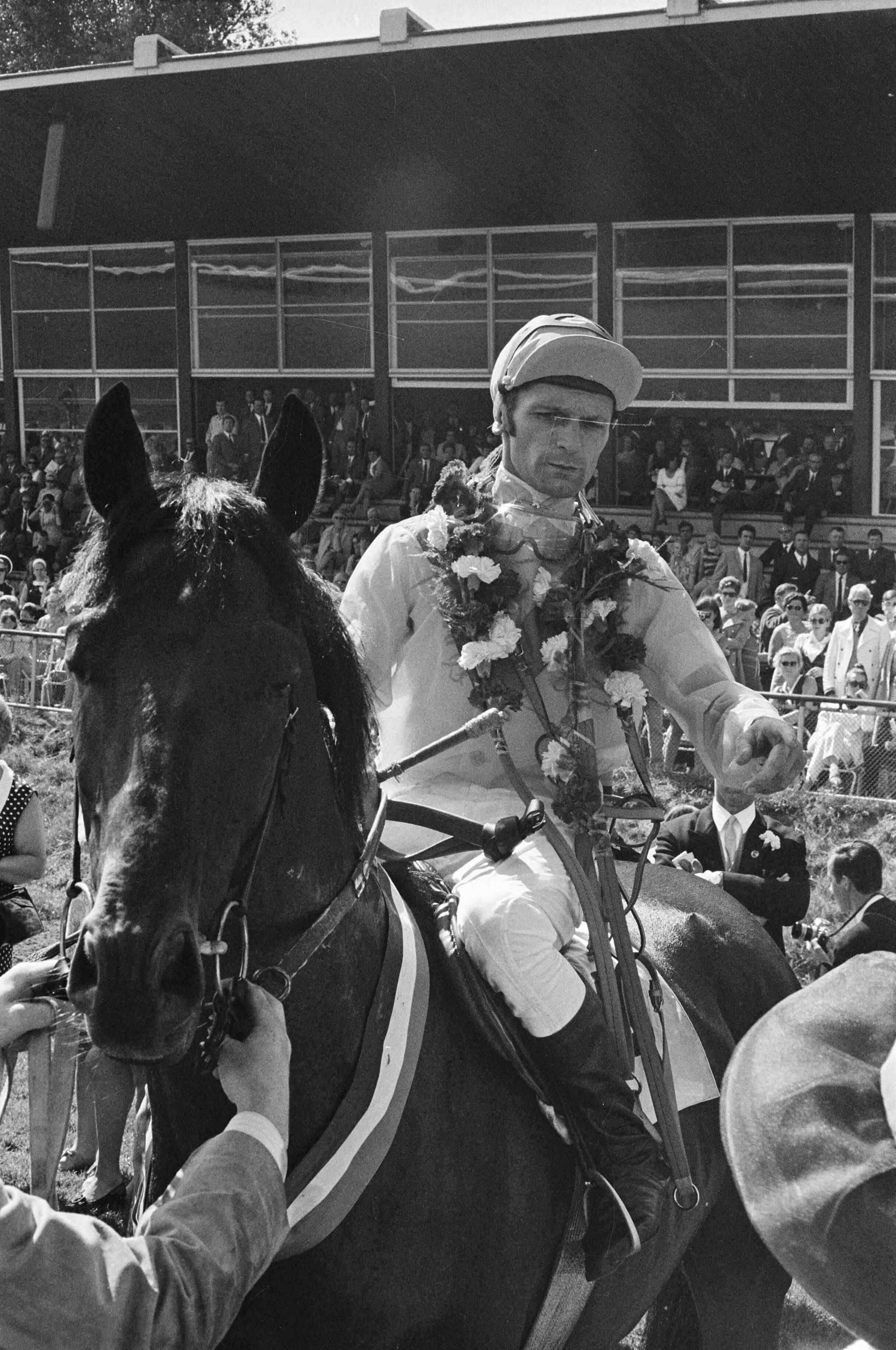 "Derby" op Duindigt — Rijder v.d. Kraats met bloemen op Joep — Foto: Fotograaf Onbekend / Anefo. Licentie: Set B: Rechtenvrij / Publiek Domein. Bron: Nationaal Archief. http://hdl.handle.net/10648/ab72a2fa-d0b4-102d-bcf8-003048976d84