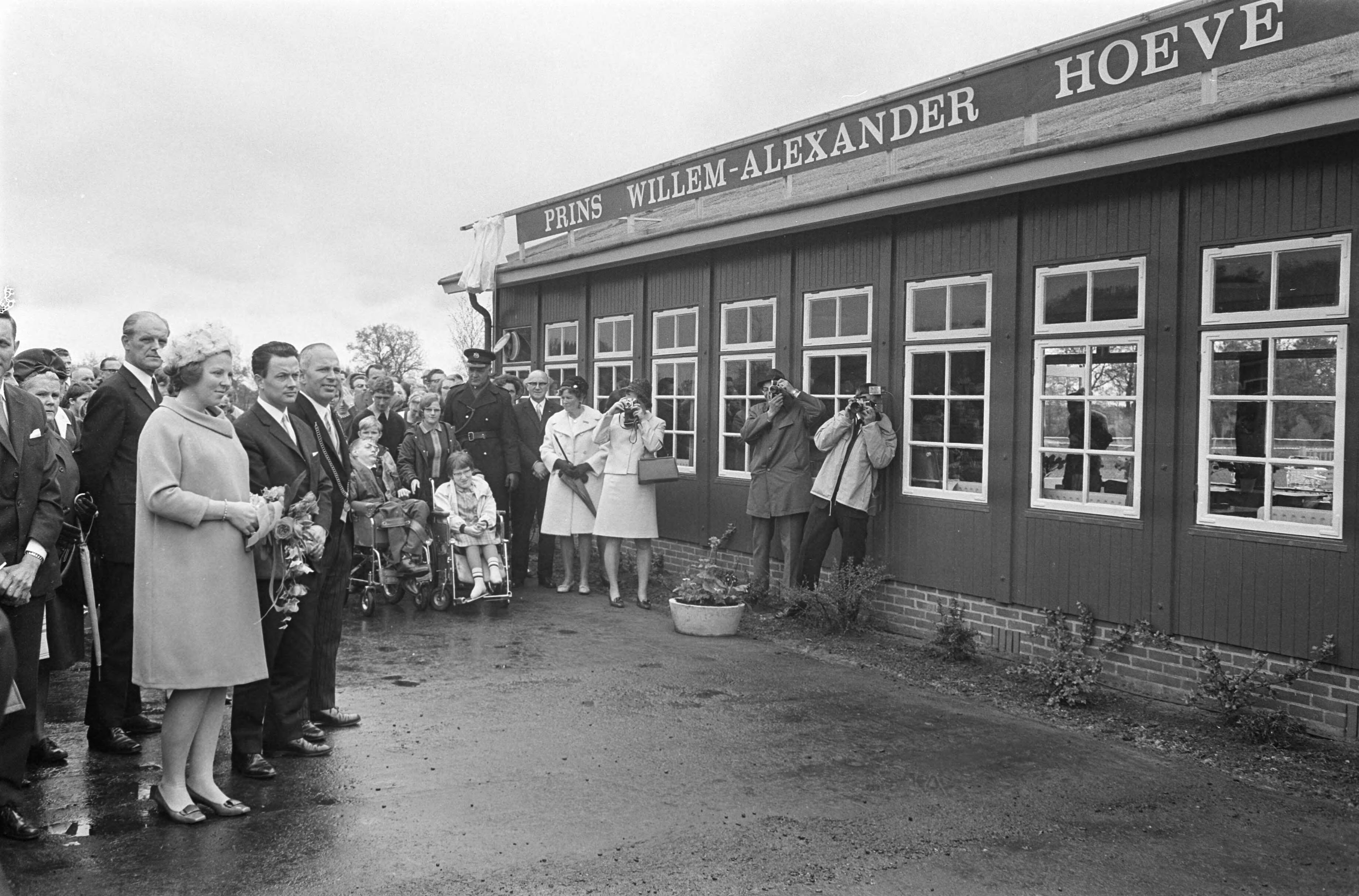 Fotocollectie Anefo — Prinses Beatrix in Drenthe opende vakantiecentrum prins Willem Alexander in Roden — Foto: Koch, Eric / Anefo. Licentie: Set B: Rechtenvrij / Publiek Domein. Bron: Nationaal Archief. http://hdl.handle.net/10648/ab401722-d0b4-102d-bcf8-003048976d84