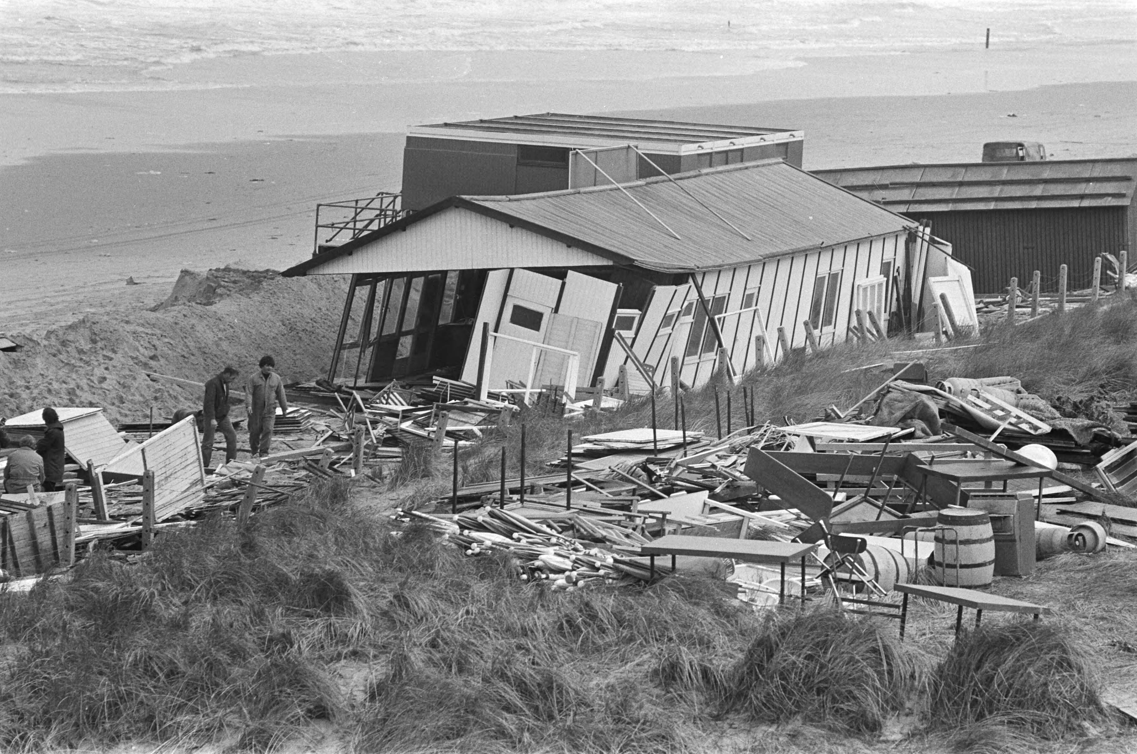 Fotocollectie Anefo — Stormschade aan strandtenten en paviljoens in Scheveningen — Foto: Suyk, Koen / Anefo. Licentie: Set B: Rechtenvrij / Publiek Domein. Bron: Nationaal Archief. http://hdl.handle.net/10648/acde8dac-d0b4-102d-bcf8-003048976d84