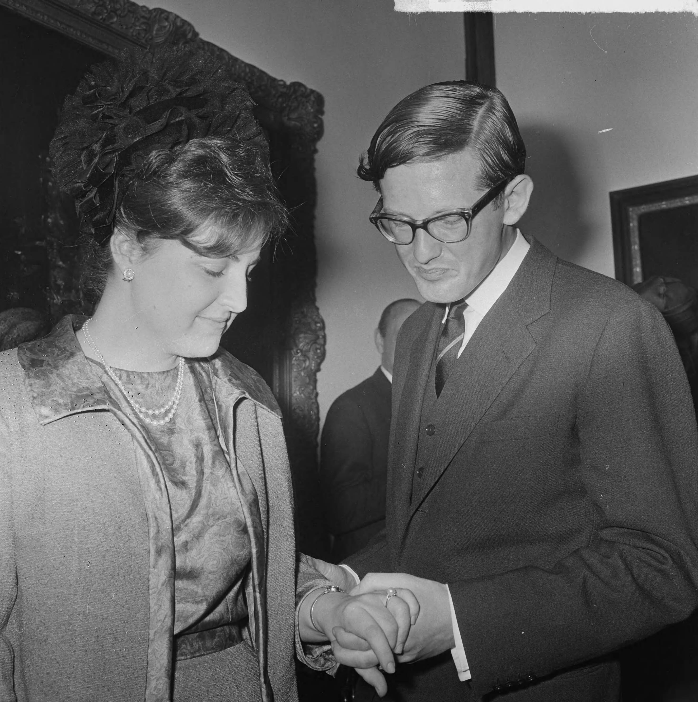 Verloofde paar prinses Margriet en Pieter van Vollenhoven in Den Haag — Verloofde paar in Den Haag , (kijkend naar ring) — Foto: Koch, Eric / Anefo. Licentie: Set B: Rechtenvrij / Publiek Domein. Bron: Nationaal Archief. http://hdl.handle.net/10648/aa988480-d0b4-102d-bcf8-003048976d84