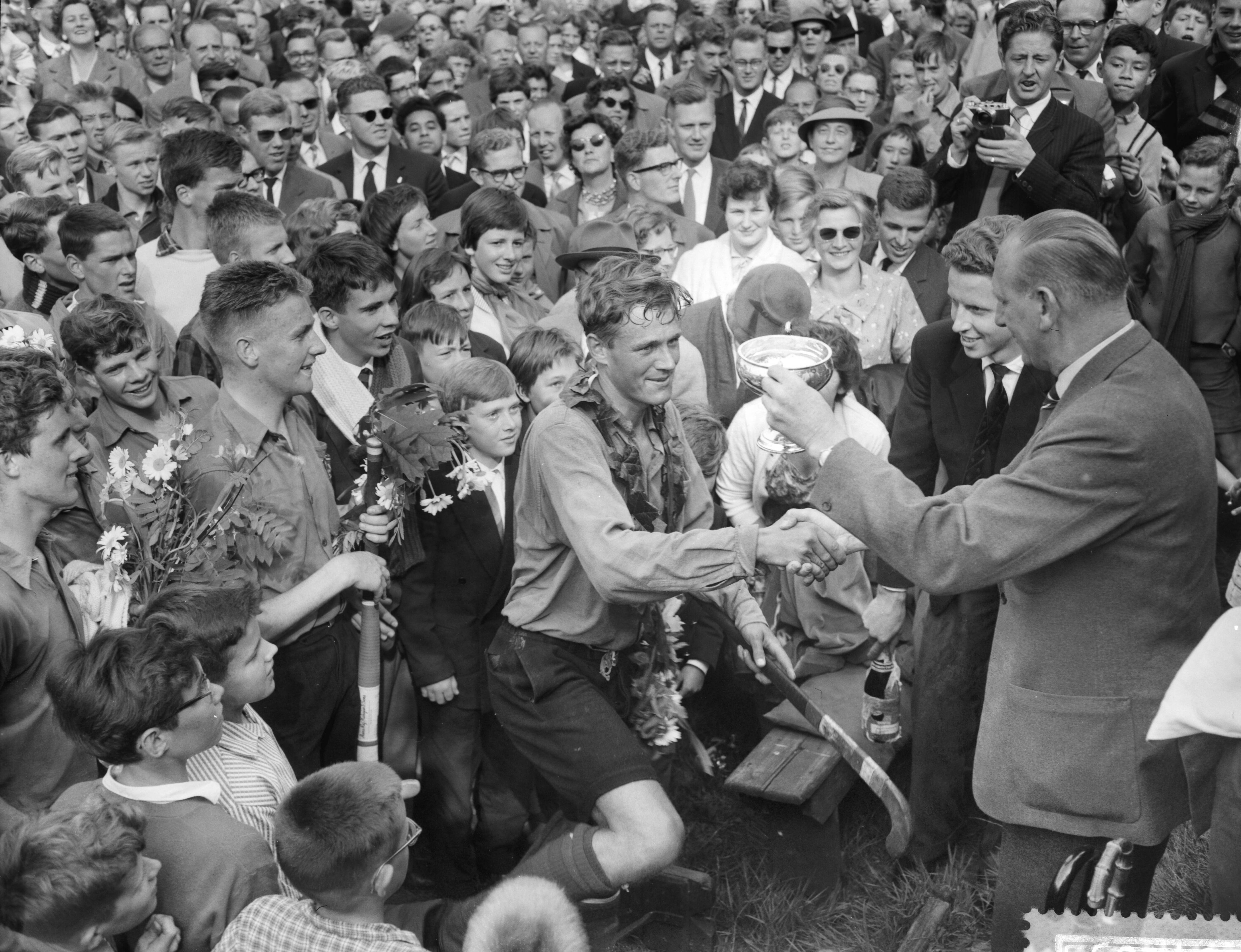 Fotocollectie Anefo — Hockey. SCHC tegen Venlo 1-1, wedstrijd om het kampioenschap van Nederland. Spelers van SCHC worden gehuldigd met het kampioenschap — Foto: Rossem, Wim van / Anefo. Licentie: Set B: Rechtenvrij / Publiek Domein. Bron: Nationaal Archief. http://hdl.handle.net/10648/a9952480-d0b4-102d-bcf8-003048976d84