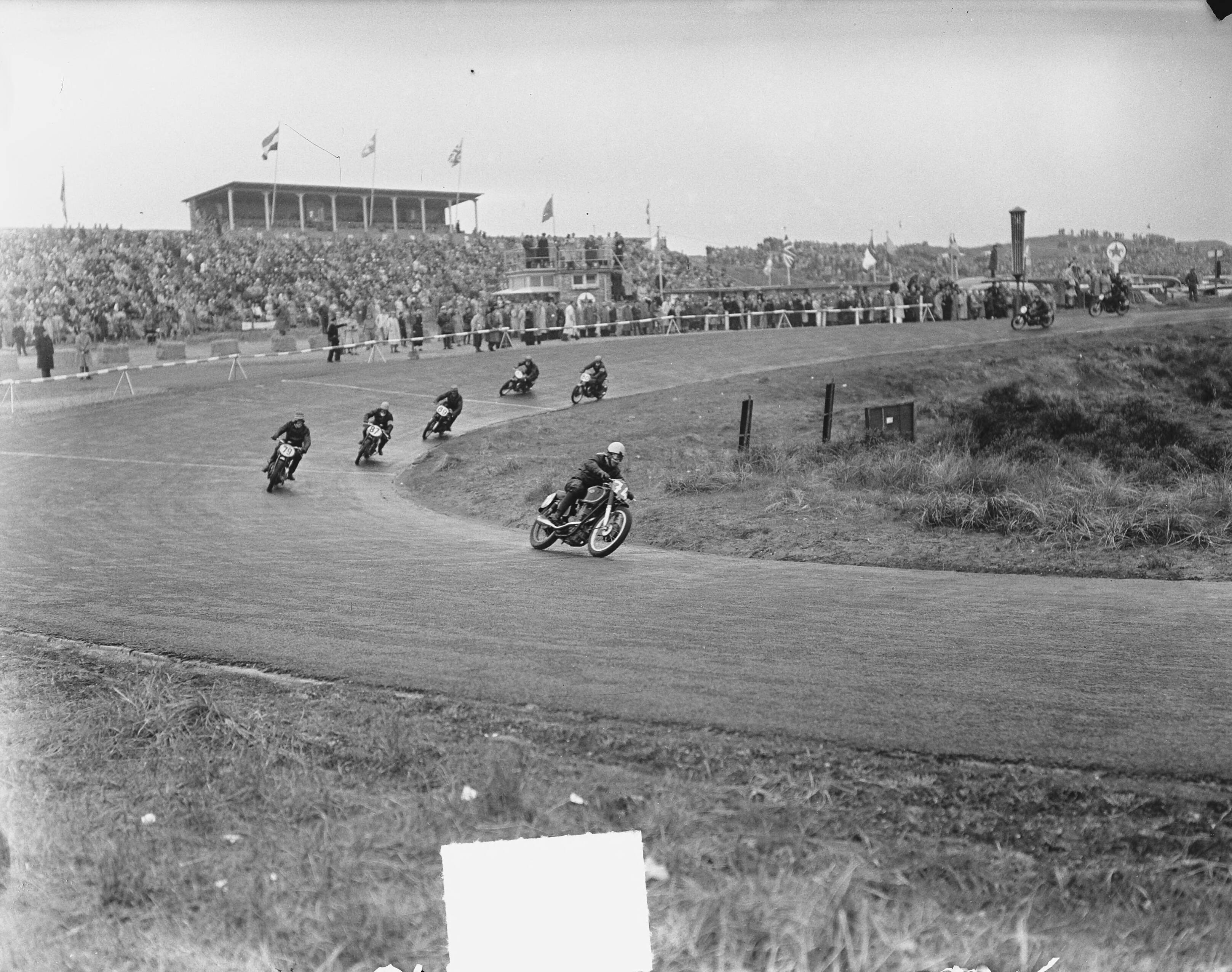 Fotocollectie Anefo — Internationale Motorraces te Zandvoort. 500 cc in de bocht — Foto: Bilsen, Joop van / Anefo. Licentie: Set B: Rechtenvrij / Publiek Domein. Bron: Nationaal Archief. http://hdl.handle.net/10648/a8e9a9fc-d0b4-102d-bcf8-003048976d84