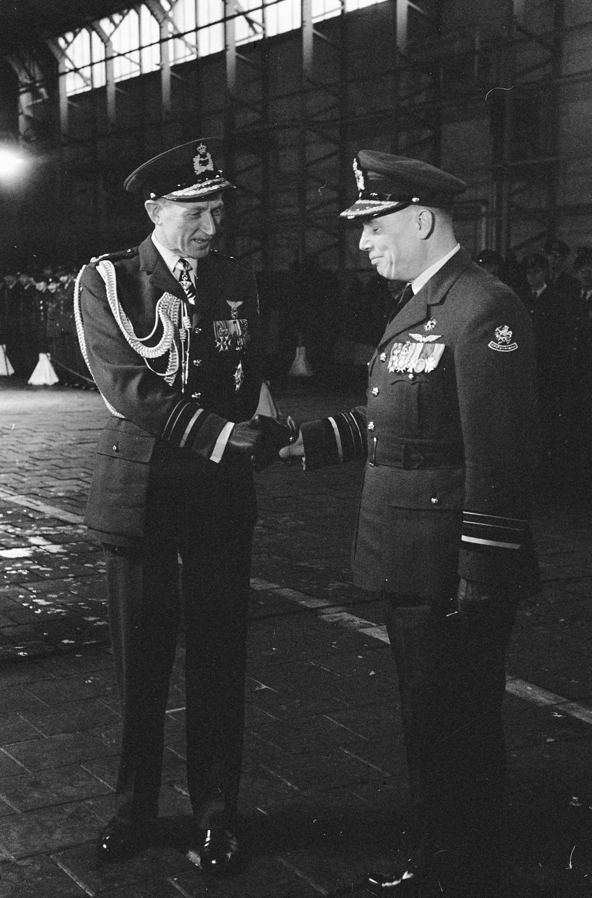 Fotocollectie Anefo — Overdracht van het commando der Luchtstrijdkrachten te Soesterberg door luitenant-generaal H. Schaper (links) aan luitenant-generaal H.P. Zielstra (rechts) — Foto: Pot, Harry / Anefo. Licentie: Set B: Rechtenvrij / Publiek Domein. Bron: Nationaal Archief. http://hdl.handle.net/10648/a9ee8a84-d0b4-102d-bcf8-003048976d84