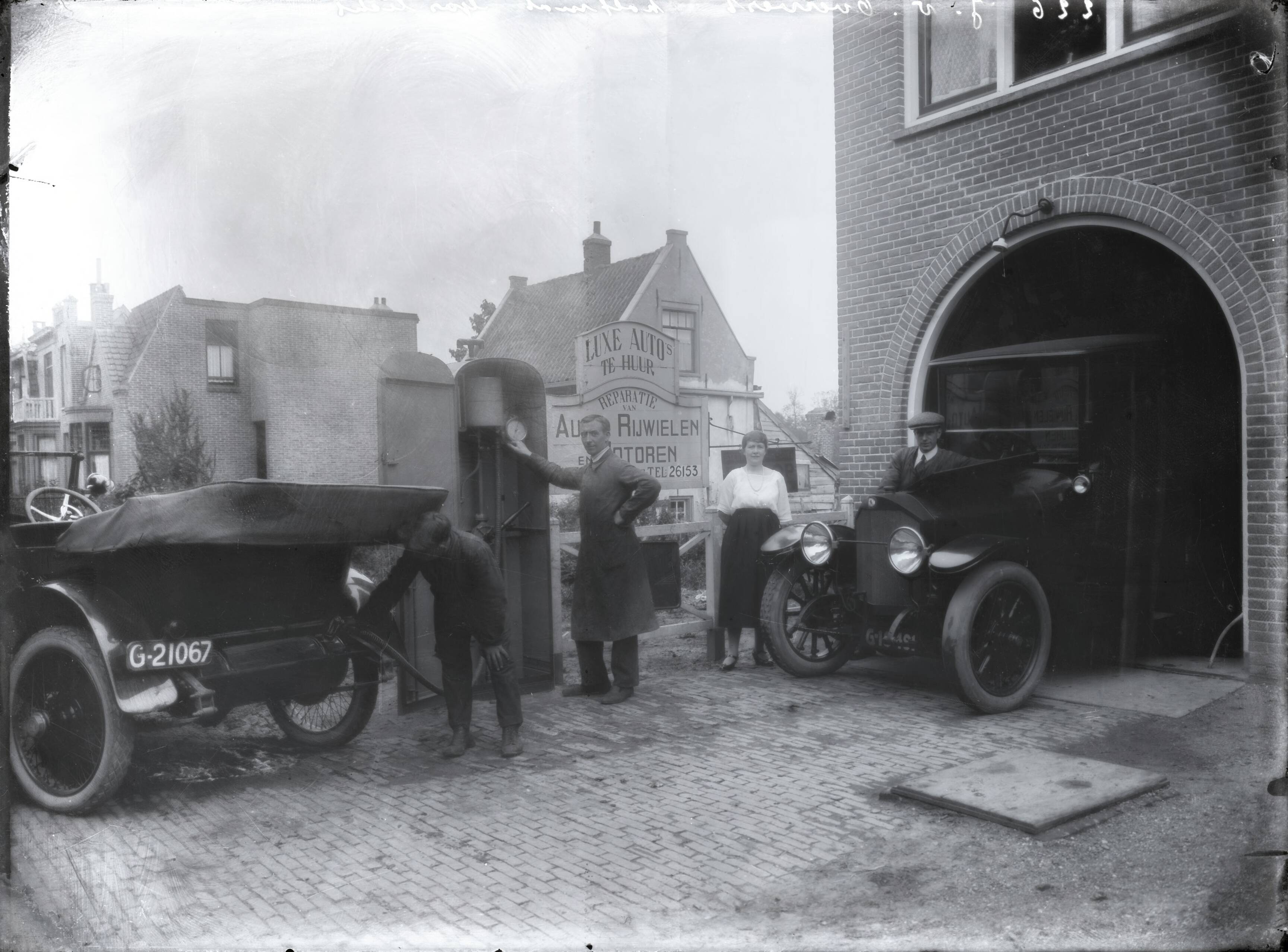 Berg, van den (BERG 050) — [Garagebedrijf met benzinepomp. Bord met opschrift "Luxe Auto's te huur. Reparatie van Auto's Rijwielen en Motoren"] [226 J. v. Overvest half mat gaslicht] — Foto: Berg, Th.C.J. van den / Spaarnestad Photo (05887). Licentie: Set B: Rechtenvrij / Publiek Domein. Bron: Nationaal Archief. http://hdl.handle.net/10648/35429da6-75f3-a382-e063-6df0900a6686