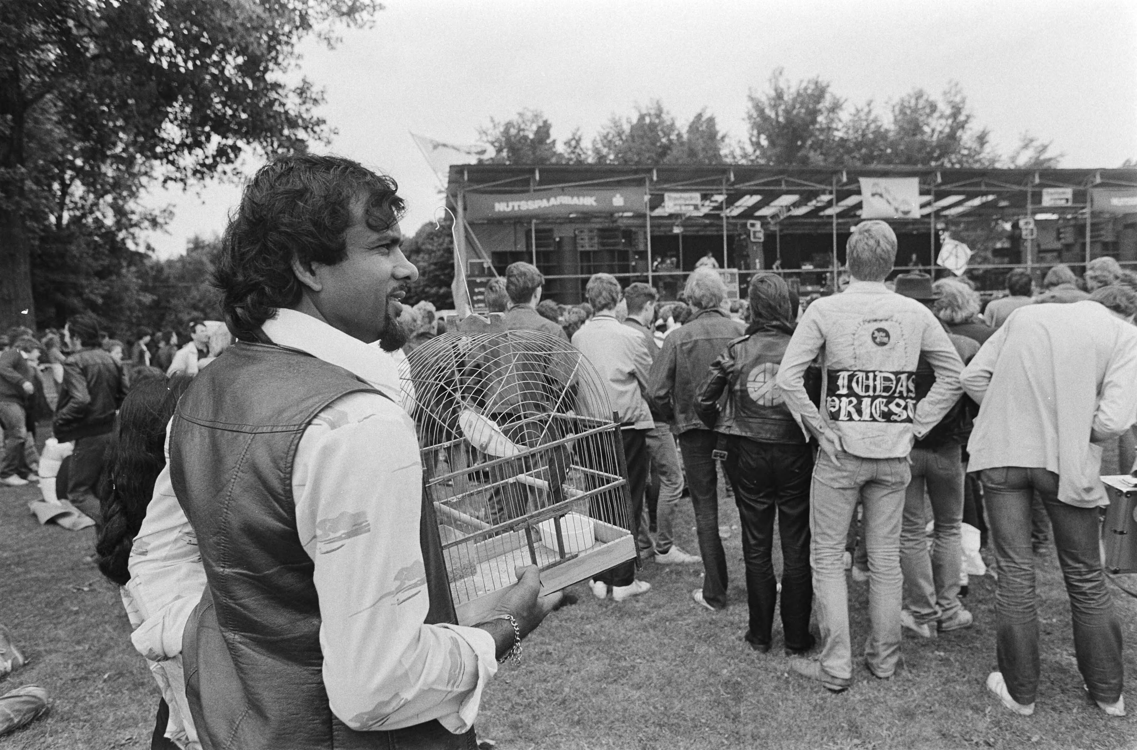 Parkpop 1981 — Festivalgangers in het Zuiderpark in Den Haag tijdens Parkpop — Foto: Dijk, Hans van / Anefo. Licentie: Set B: Rechtenvrij / Publiek Domein. Bron: Nationaal Archief. http://hdl.handle.net/10648/acff8a02-d0b4-102d-bcf8-003048976d84