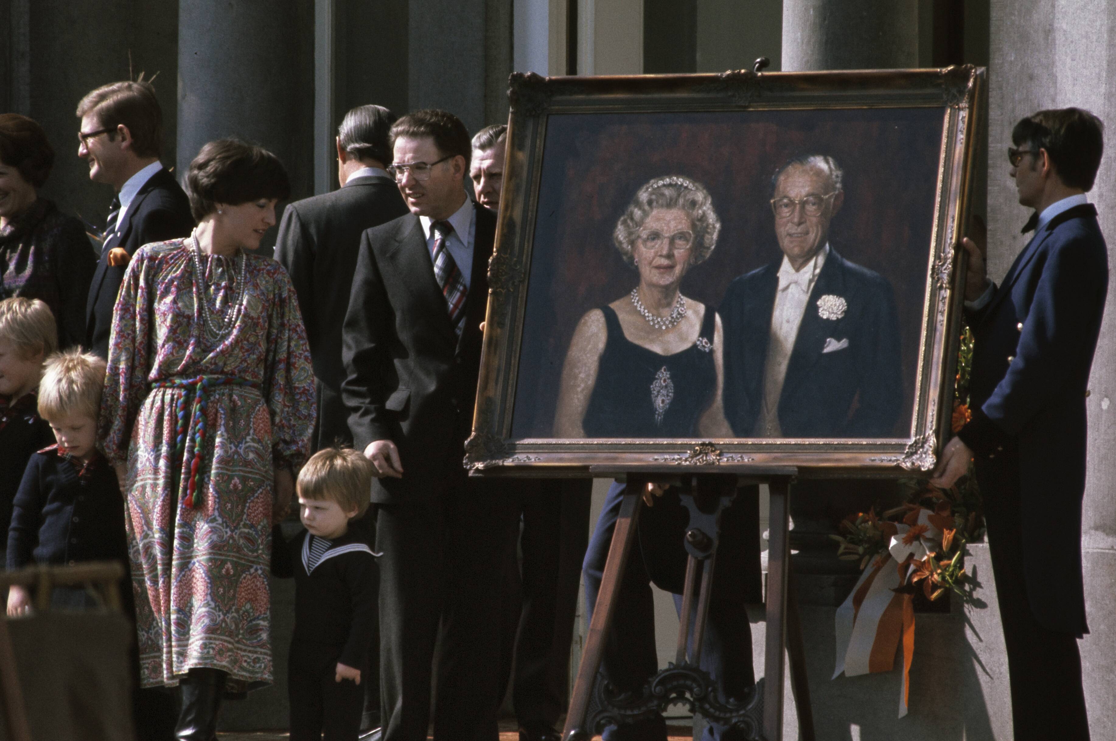 Koninginnedag 1977 — Koningin Juliana, prins Bernhard en enkele kleinkinderen — Foto: Peters, Hans / Anefo. Licentie: Set B: Rechtenvrij / Publiek Domein. Bron: Nationaal Archief. http://hdl.handle.net/10648/ad9449c6-d0b4-102d-bcf8-003048976d84