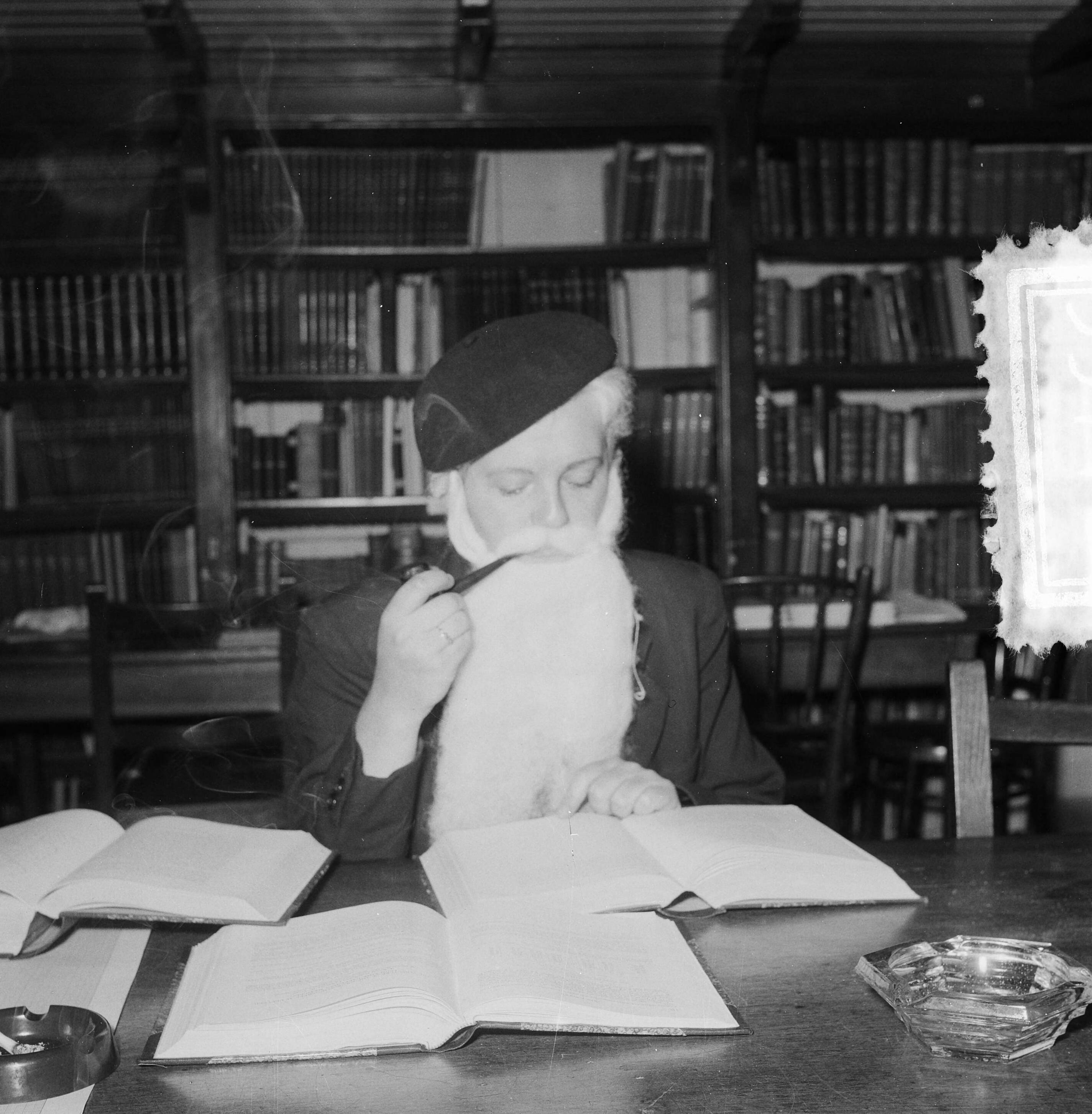 Fotocollectie Anefo — 100 jaar Utrechtse Sterrenwacht. Verklede studente — Foto: Noske, J.D. / Anefo. Licentie: Set B: Rechtenvrij / Publiek Domein. Bron: Nationaal Archief. http://hdl.handle.net/10648/a9139c58-d0b4-102d-bcf8-003048976d84
