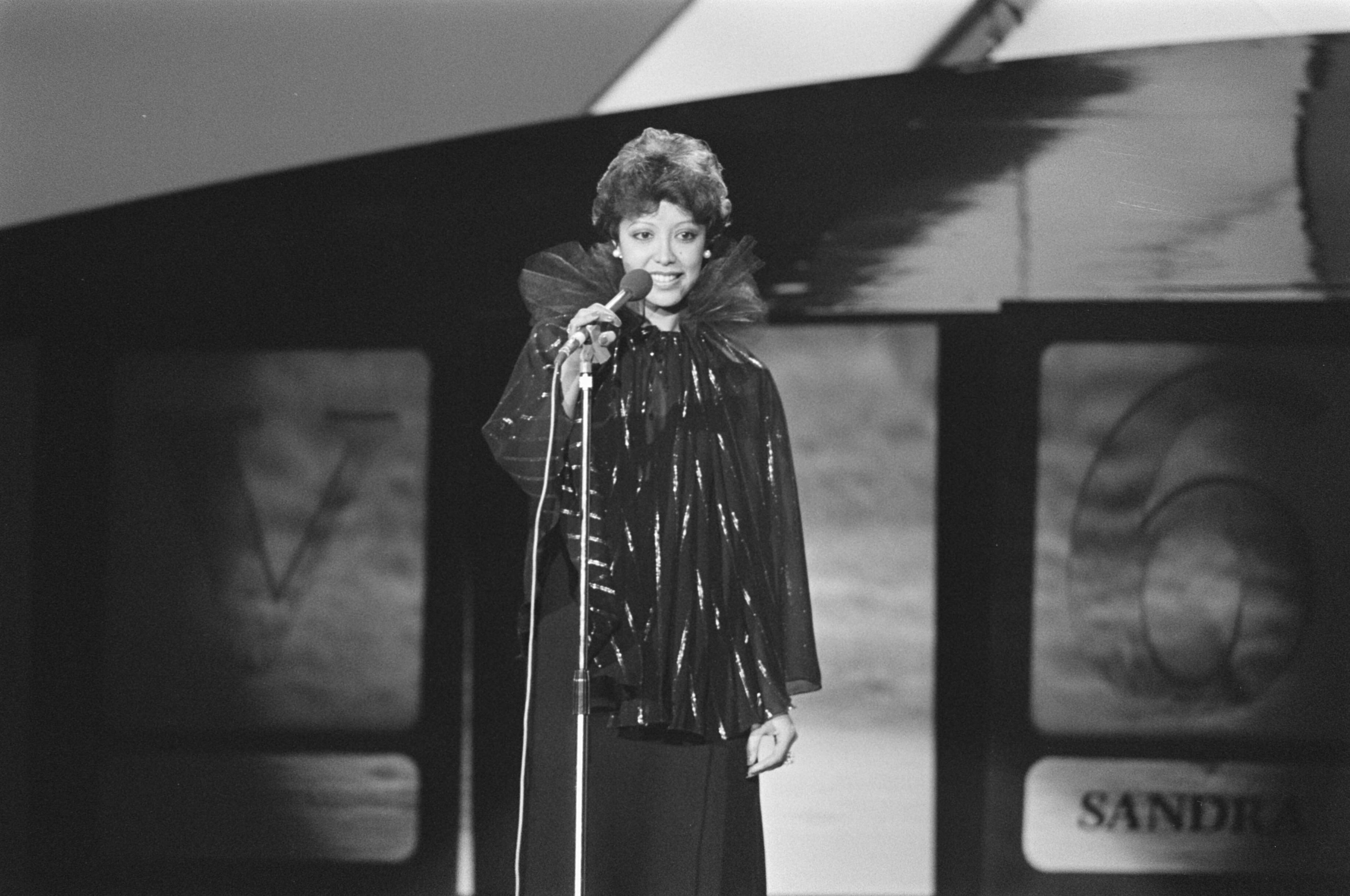 Fotocollectie Anefo — Nationaal Songfestival in Congrescentrum Den Haag ; Sandra tijdens optreden — Foto: Peters, Hans / Anefo. Licentie: Set B: Rechtenvrij / Publiek Domein. Bron: Nationaal Archief. http://hdl.handle.net/10648/ac7d72a6-d0b4-102d-bcf8-003048976d84