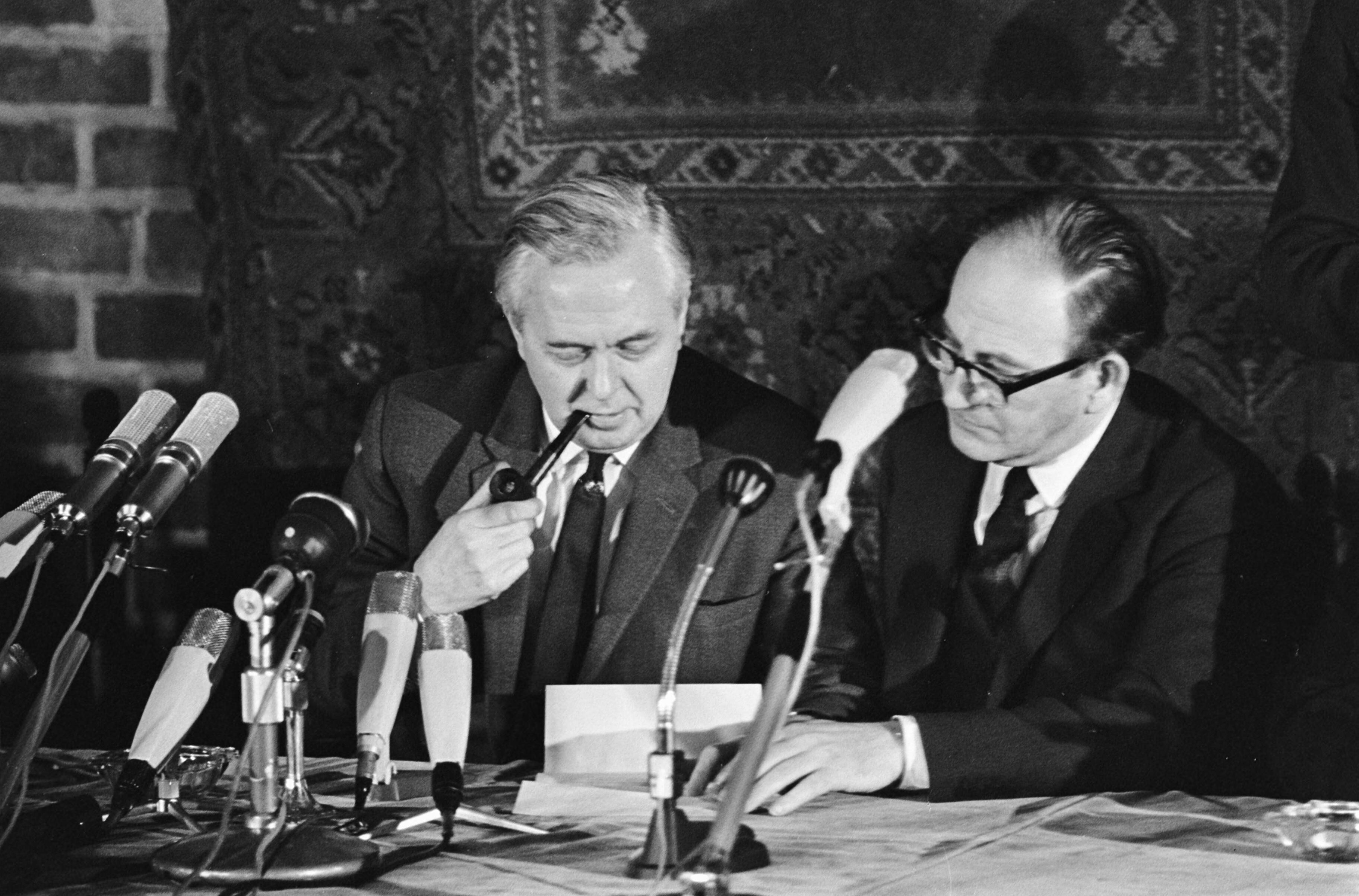 Fotocollectie Anefo — Premier Wilson gaf persconferentie na bespreking in Den Haag , Premier Wilson en Minister Mulley — Foto: Koch, Eric / Anefo. Licentie: Set B: Rechtenvrij / Publiek Domein. Bron: Nationaal Archief. http://hdl.handle.net/10648/ab115266-d0b4-102d-bcf8-003048976d84