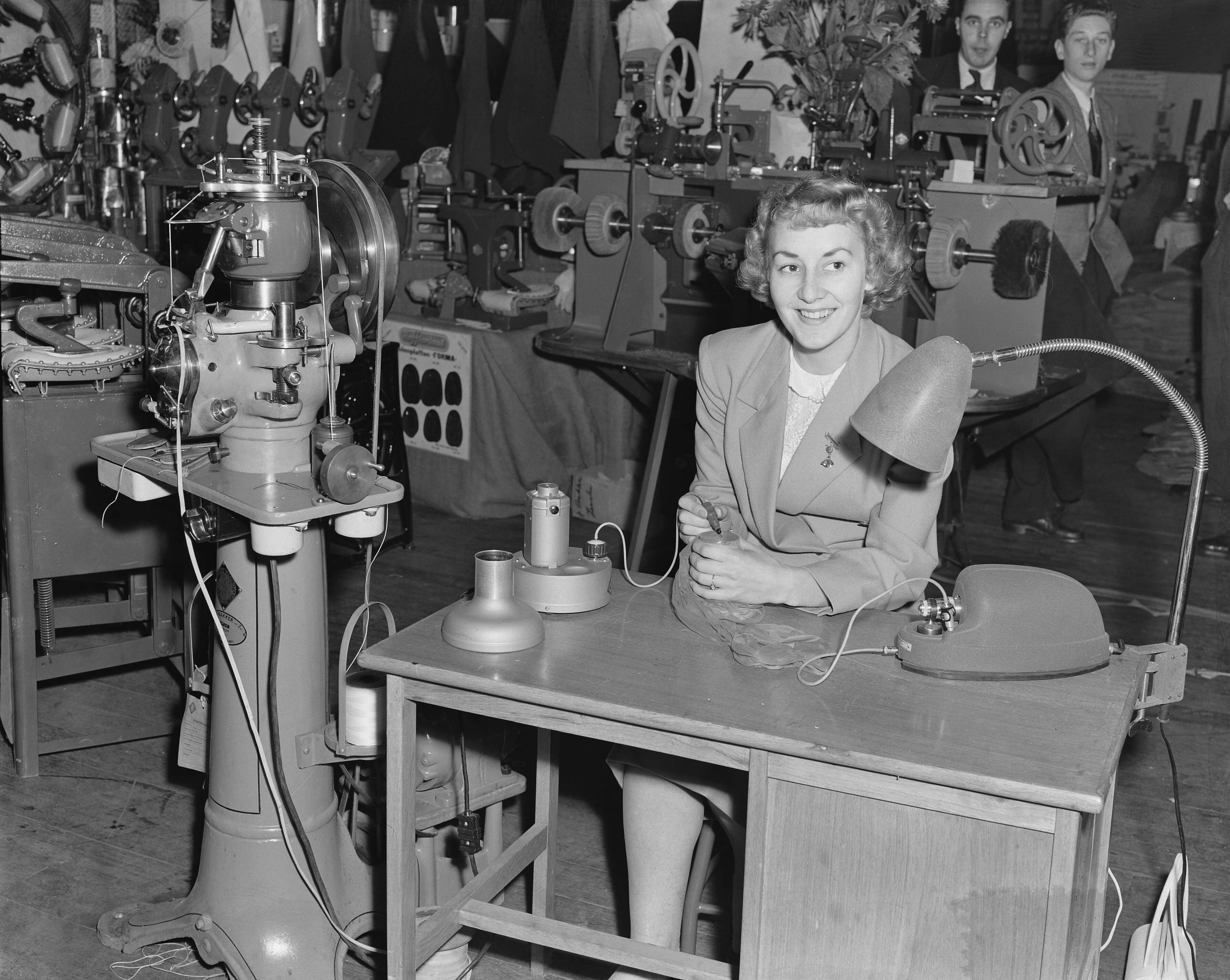 Tentoonstelling 'Het Gulden Voetspoor'. Expositie van de geschiedenis van het schoeisel in Den Haag — Foto: Pot, Harry / Anefo. — Licentie: Set B: Rechtenvrij / Publiek Domein. Bron: Nationaal Archief. http://hdl.handle.net/10648/a8efea42-d0b4-102d-bcf8-003048976d84