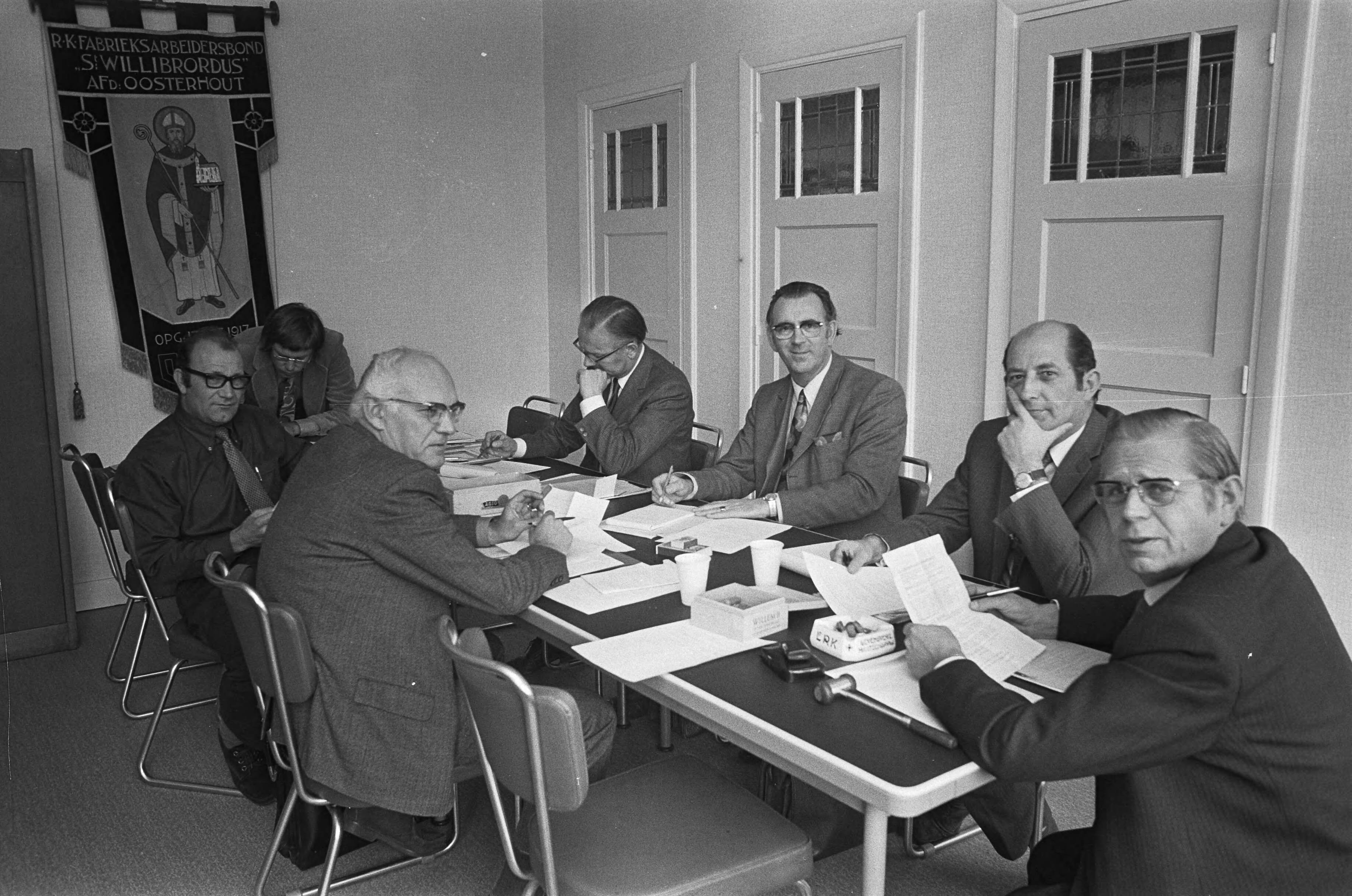 Fotocollectie Anefo — Werknemers hebben ENKA Breda bezet, leden van vakbonden in aktiecentrum te Breda, rechts Piet Brussel (NKV) — Foto: Peters, Hans / Anefo. Licentie: Set B: Rechtenvrij / Publiek Domein. Bron: Nationaal Archief. http://hdl.handle.net/10648/abf682c8-d0b4-102d-bcf8-003048976d84