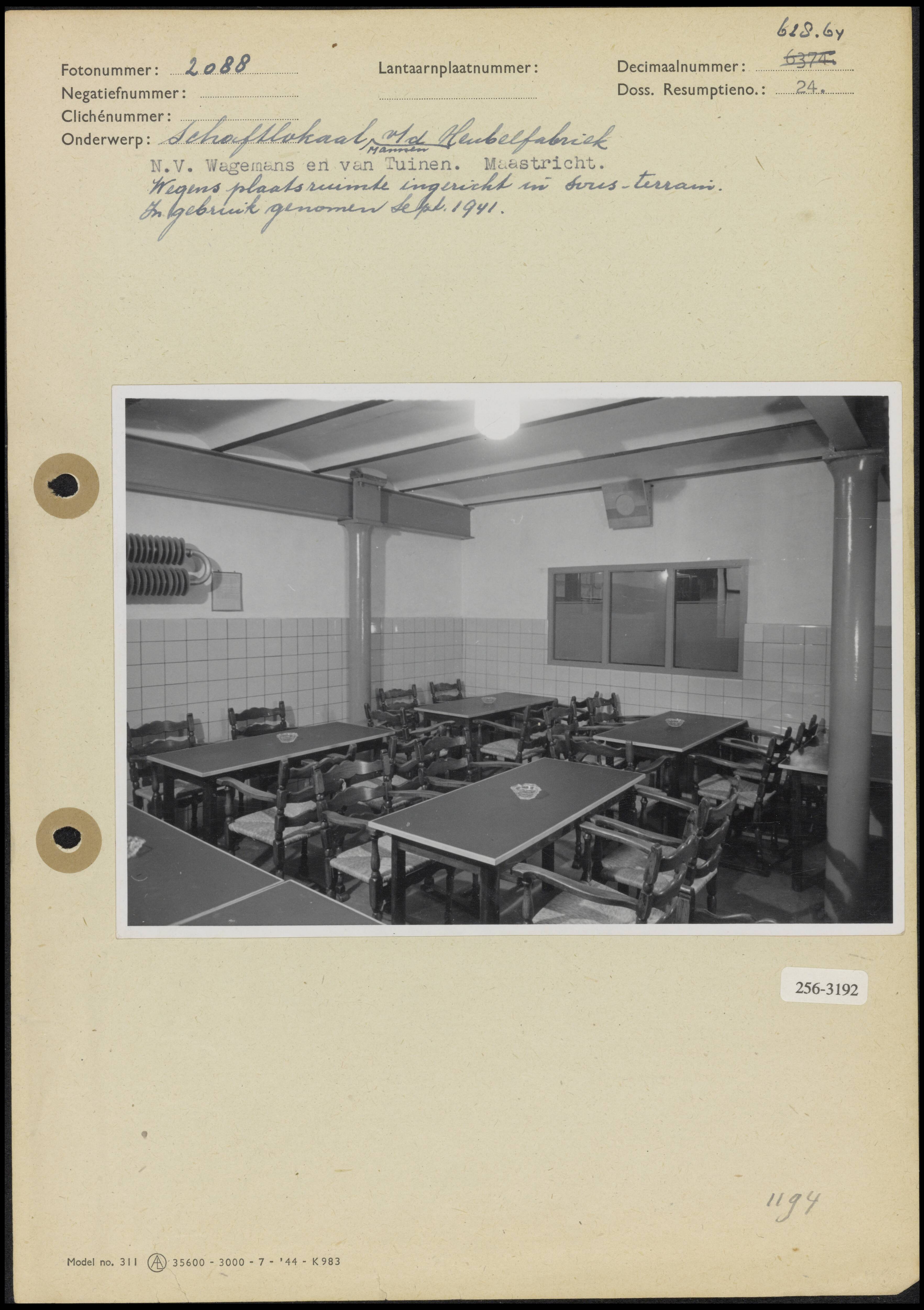 Schaftlokalen en kantines — Schaftlokaal voor mannen van de meubelfabriek Wagemans en Van Tuinen te Maastricht; wegens ruimtegebrek ingericht in het souterrain; in gebruik genomen in september 1941 — Foto: Onbekend / Publiek Domein of Rechtenvrij. Licentie: Set B: Rechtenvrij / Publiek Domein. Bron: Nationaal Archief. http://hdl.handle.net/10648/b0161f44-d0b4-102d-bcf8-003048976d84