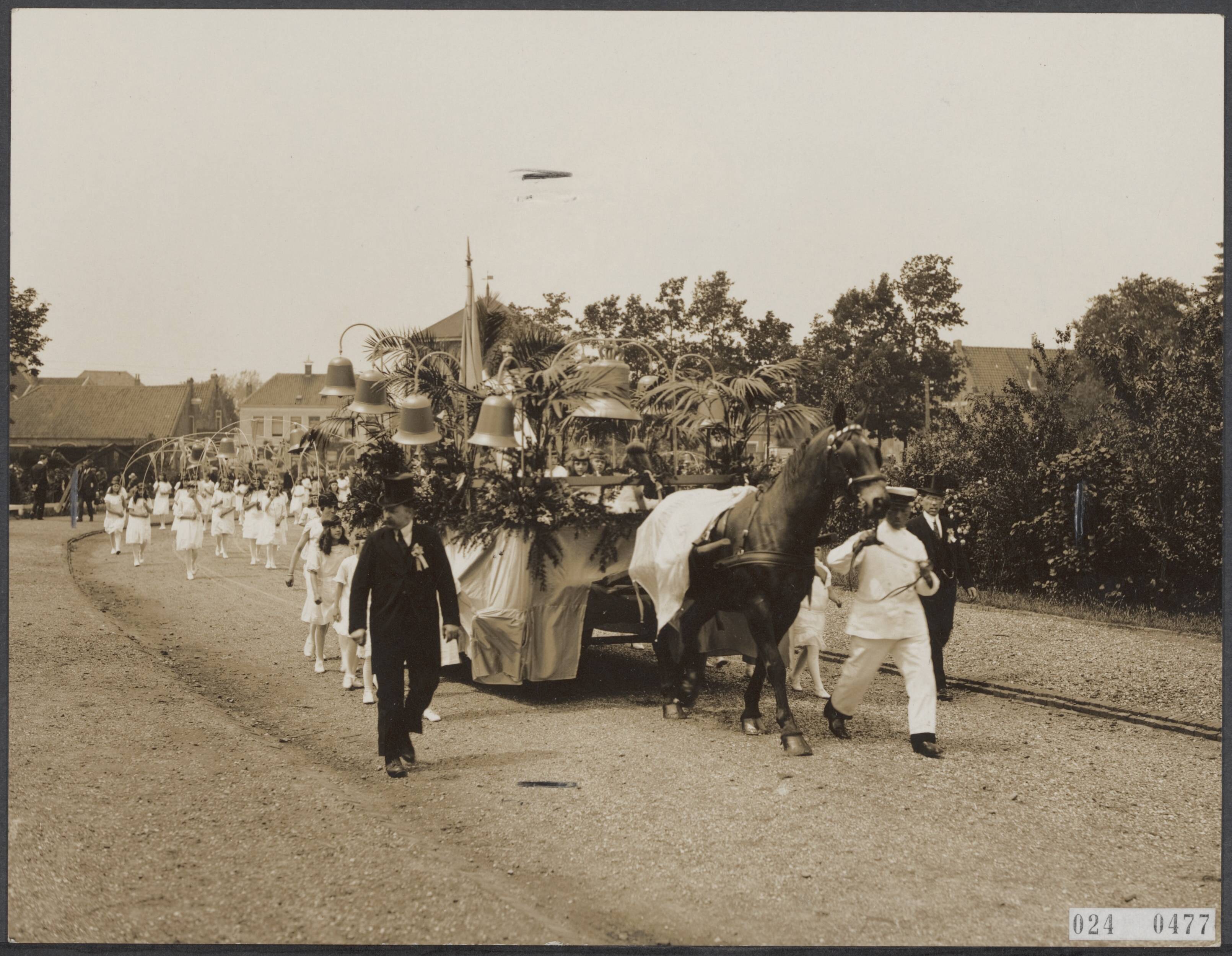 Fotocollectie Elsevier Binnenland — Nijkerk viert het 150-jarig bestaan van het beiaard (carillon of klokkenspel). De klokkenpraalwagen — Foto: Favier, Adriaan. Licentie: Set B: Rechtenvrij / Publiek Domein. Bron: Nationaal Archief. http://hdl.handle.net/10648/add79780-d0b4-102d-bcf8-003048976d84