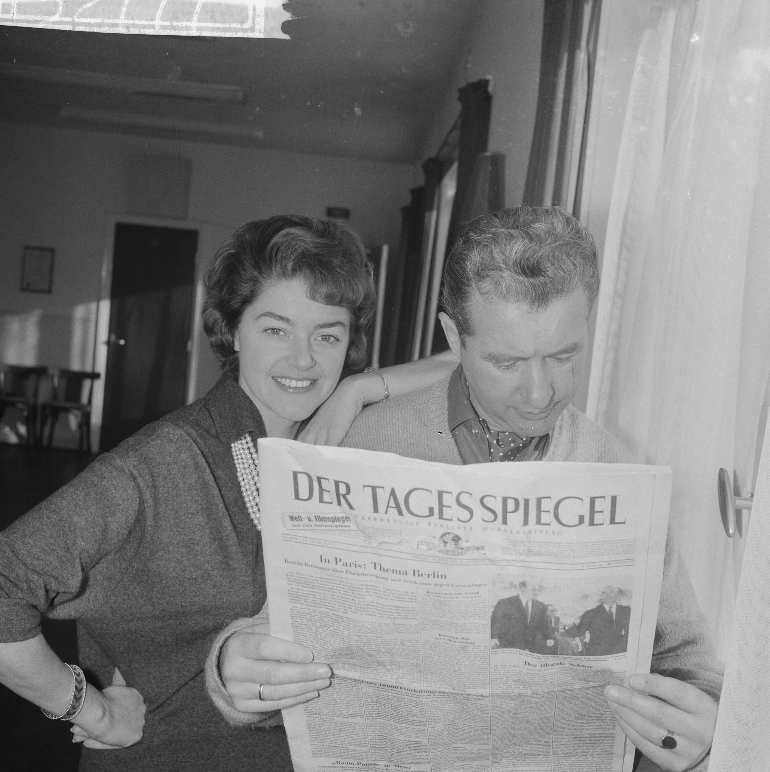 Fotocollectie Anefo — Teddy en Henk Scholten gaan naar Duitse TV. Henk Scholten leest een Duitse krant "Der Tagesspiegel" — Foto: Nijs, Jac. de / Anefo. Licentie: Set B: Rechtenvrij / Publiek Domein. Bron: Nationaal Archief. http://hdl.handle.net/10648/a9efc6ce-d0b4-102d-bcf8-003048976d84