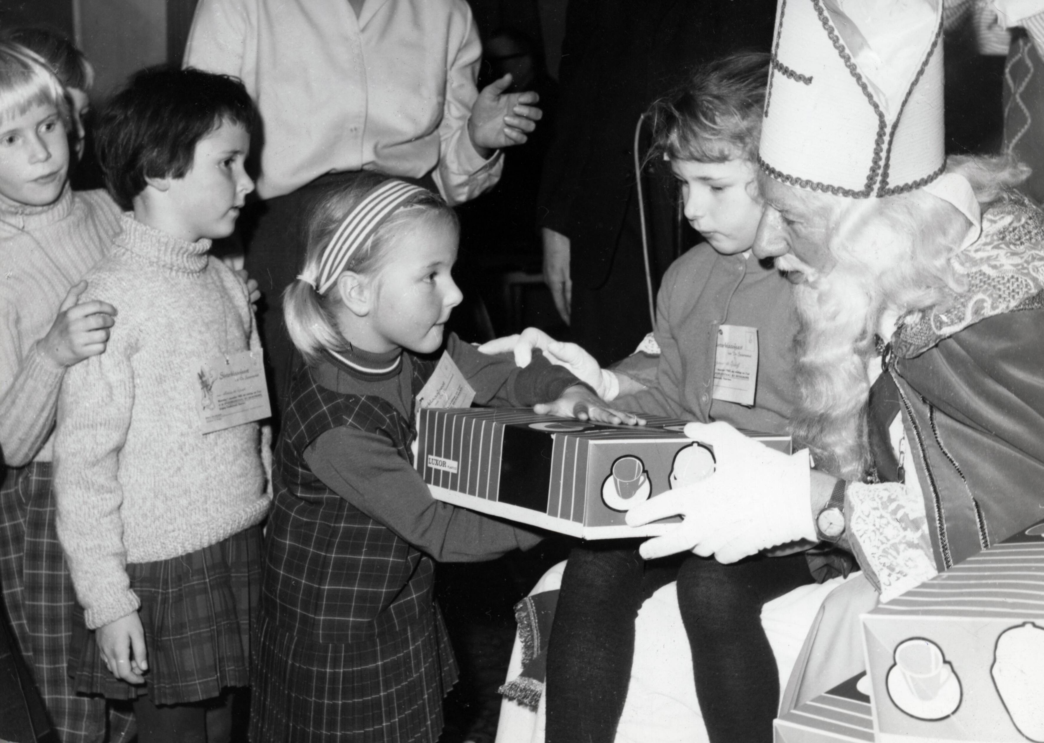 Collectie nader te bepalen — [Serie: Sinterklaasfeest N.V. De Spaarnestad] — Foto: Fotograaf Onbekend / Fotobureau onbekend / Spaarnestad Photo (05887). Licentie: Set B: Rechtenvrij / Publiek Domein. Bron: Nationaal Archief. http://hdl.handle.net/10648/35429da6-3e45-a382-e063-6df0900a6686