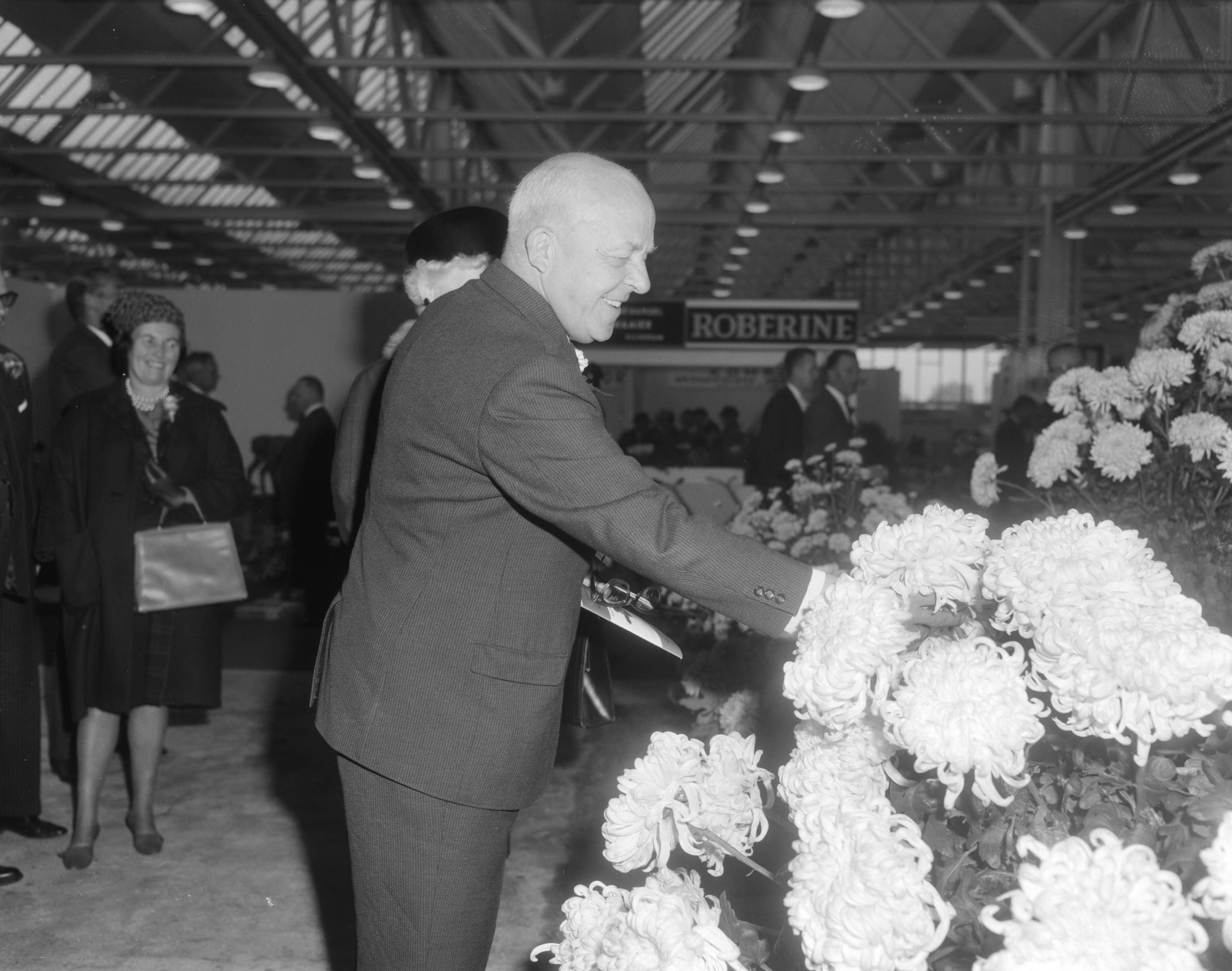 Fotocollectie Anefo — In Utrecht heeft ir. C. Staf, president-directeur van de Heidemij en voorzitter van de Fruittelersorganisatie, de tentoonstelling "Tuin en Park" in de Julianahal van de Jaarbeurs geopend. Ir. Staf tijdens de rondgang bij een inzending chrysanten — Foto: Bilsen, Joop van / Anefo. Licentie: Set B: Rechtenvrij / Publiek Domein. Bron: Nationaal Archief. http://hdl.handle.net/10648/aa8065f8-d0b4-102d-bcf8-003048976d84