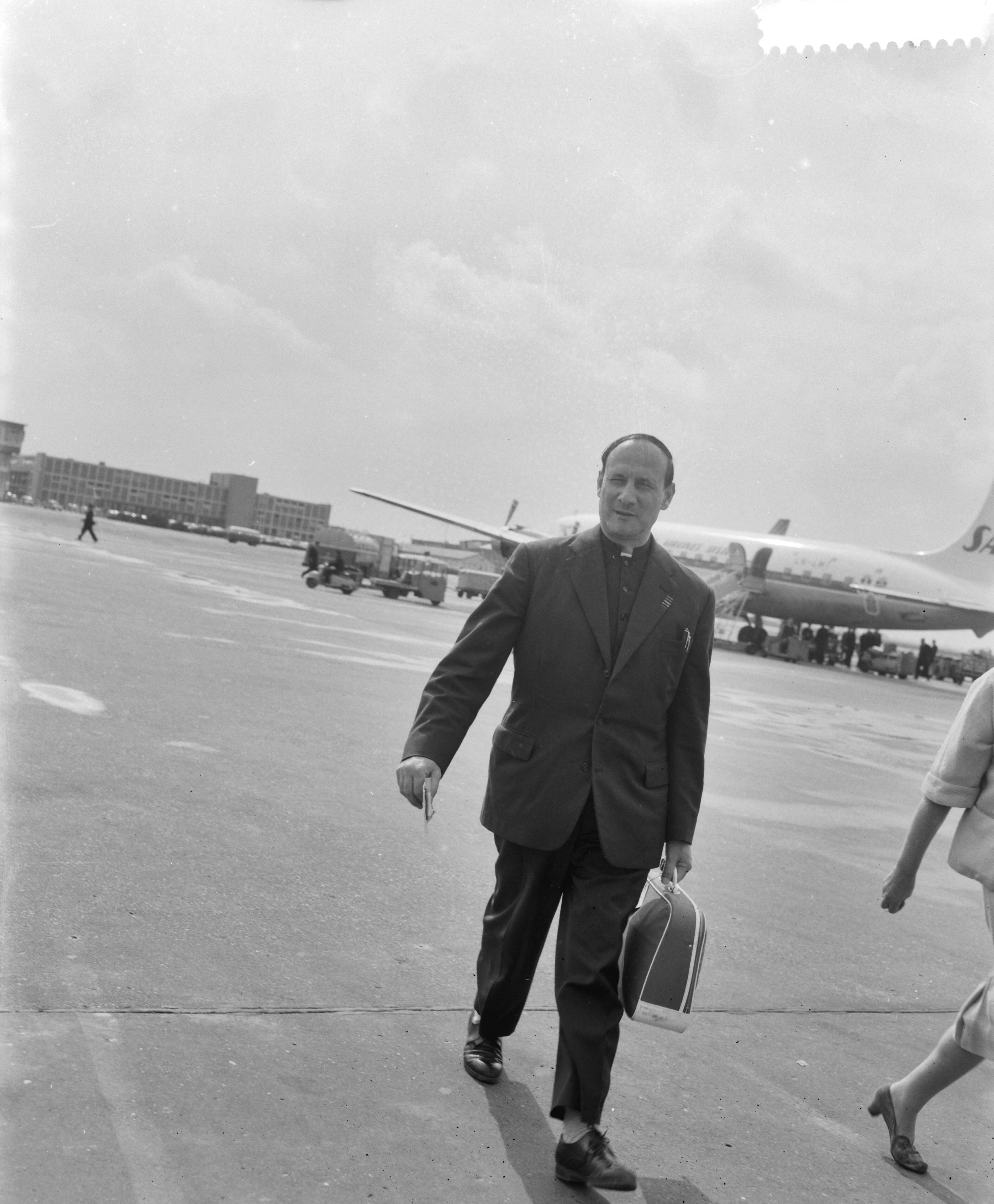 Fotocollectie Anefo — Aankomst van Pater Pire op Schiphol. Pater Pire op het platform — Foto: Bilsen, Joop van / Anefo. Licentie: Set B: Rechtenvrij / Publiek Domein. Bron: Nationaal Archief. http://hdl.handle.net/10648/a9b64fac-d0b4-102d-bcf8-003048976d84
