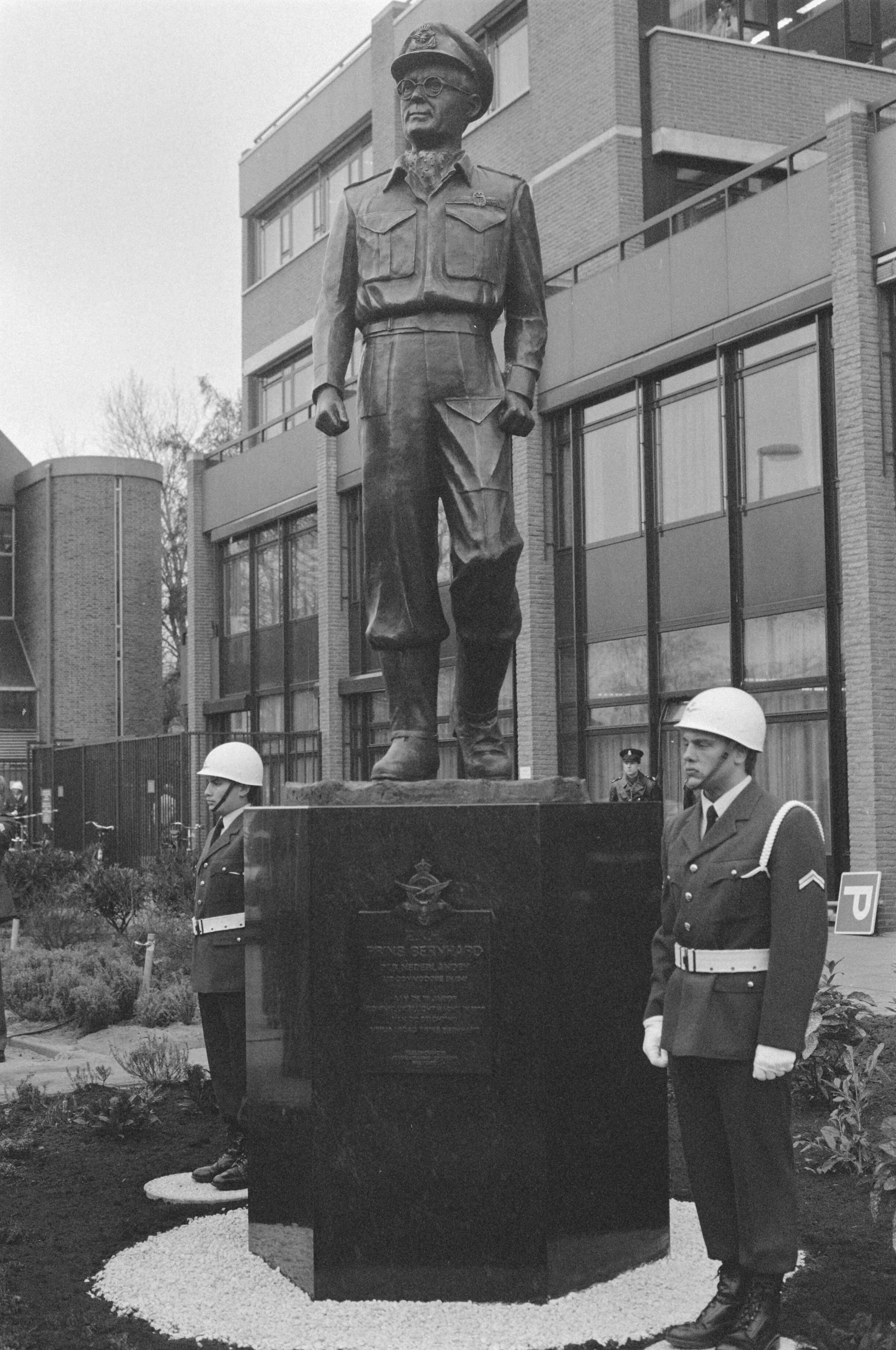 Fotocollectie Anefo — Beeld "Prins Bernhard" (in uniform luchtmacht) onthuld Den Haag ; het beeld "Prins Bernhard" — Foto: Croes, Rob C. / Anefo. Licentie: Set B: Rechtenvrij / Publiek Domein. Bron: Nationaal Archief. http://hdl.handle.net/10648/ad6f5ae4-d0b4-102d-bcf8-003048976d84
