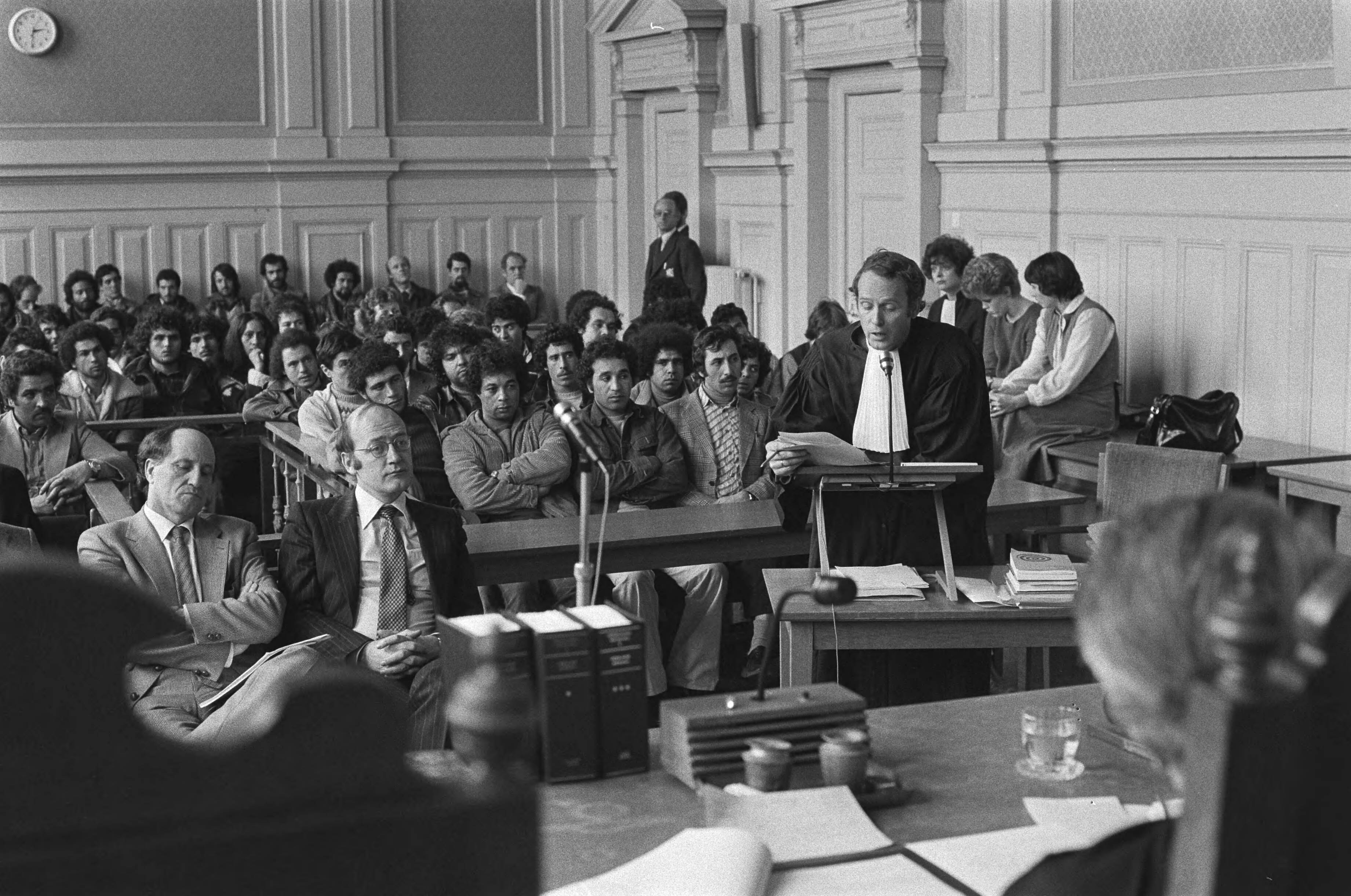Fotocollectie Anefo — Kort geding 84 illegalen tegen Hoogovens i.v.m. werving buitenlanders (over de grens) (Haarlem); mr. van Driel (raadsman illegalen) — Foto: Dijk, Hans van / Anefo. Licentie: Set B: Rechtenvrij / Publiek Domein. Bron: Nationaal Archief. http://hdl.handle.net/10648/acdce088-d0b4-102d-bcf8-003048976d84