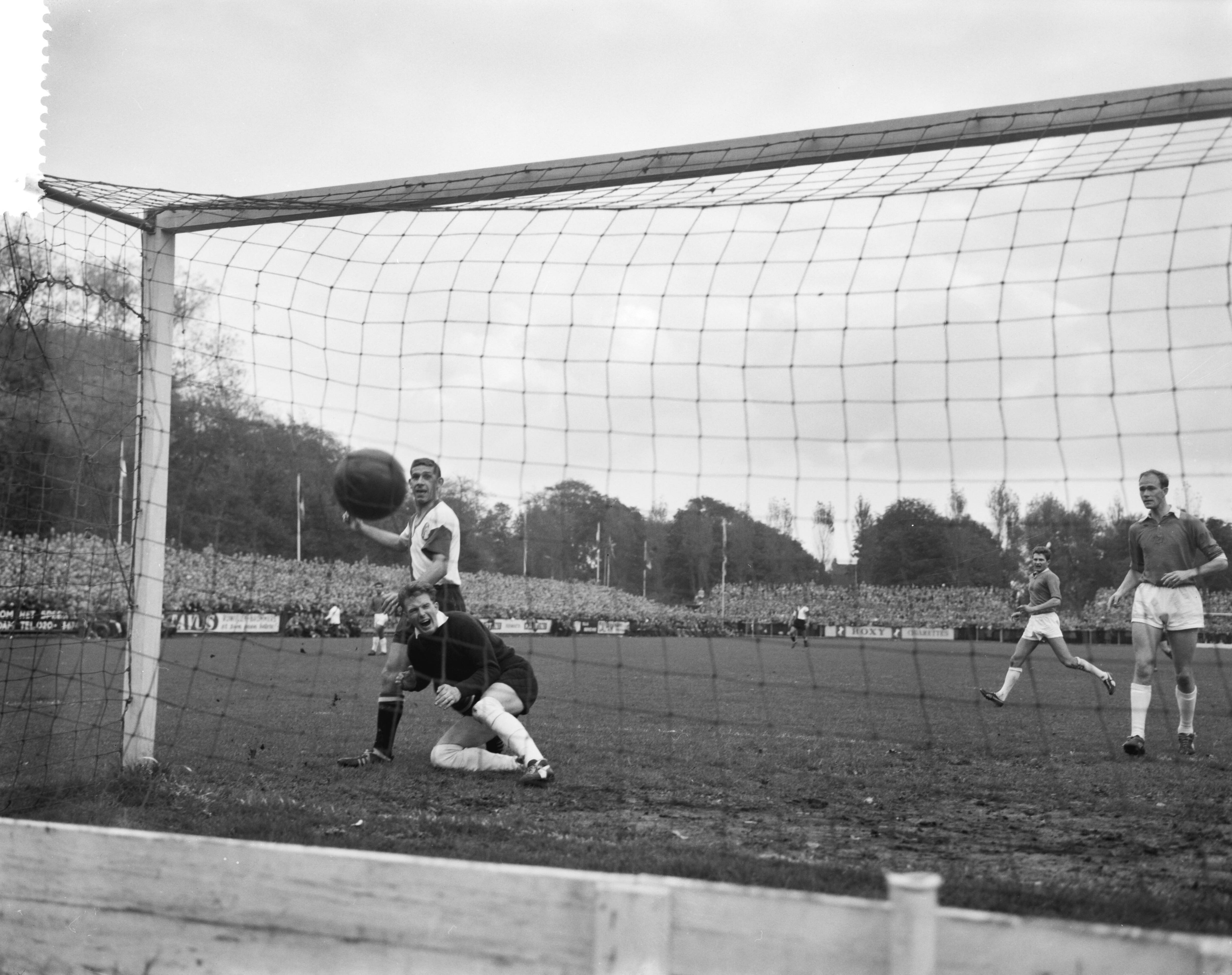 Fotocollectie Anefo — Voetbal. Alkmaar '54 tegen Feyenoord 2-4. Spelmoment, Cor van der Gijp (Feyenoord) scoort 2-4, voor hem doelman Houtkoper — Foto: Rossem, Wim van / Anefo. Licentie: Set B: Rechtenvrij / Publiek Domein. Bron: Nationaal Archief. http://hdl.handle.net/10648/a9bbc63a-d0b4-102d-bcf8-003048976d84