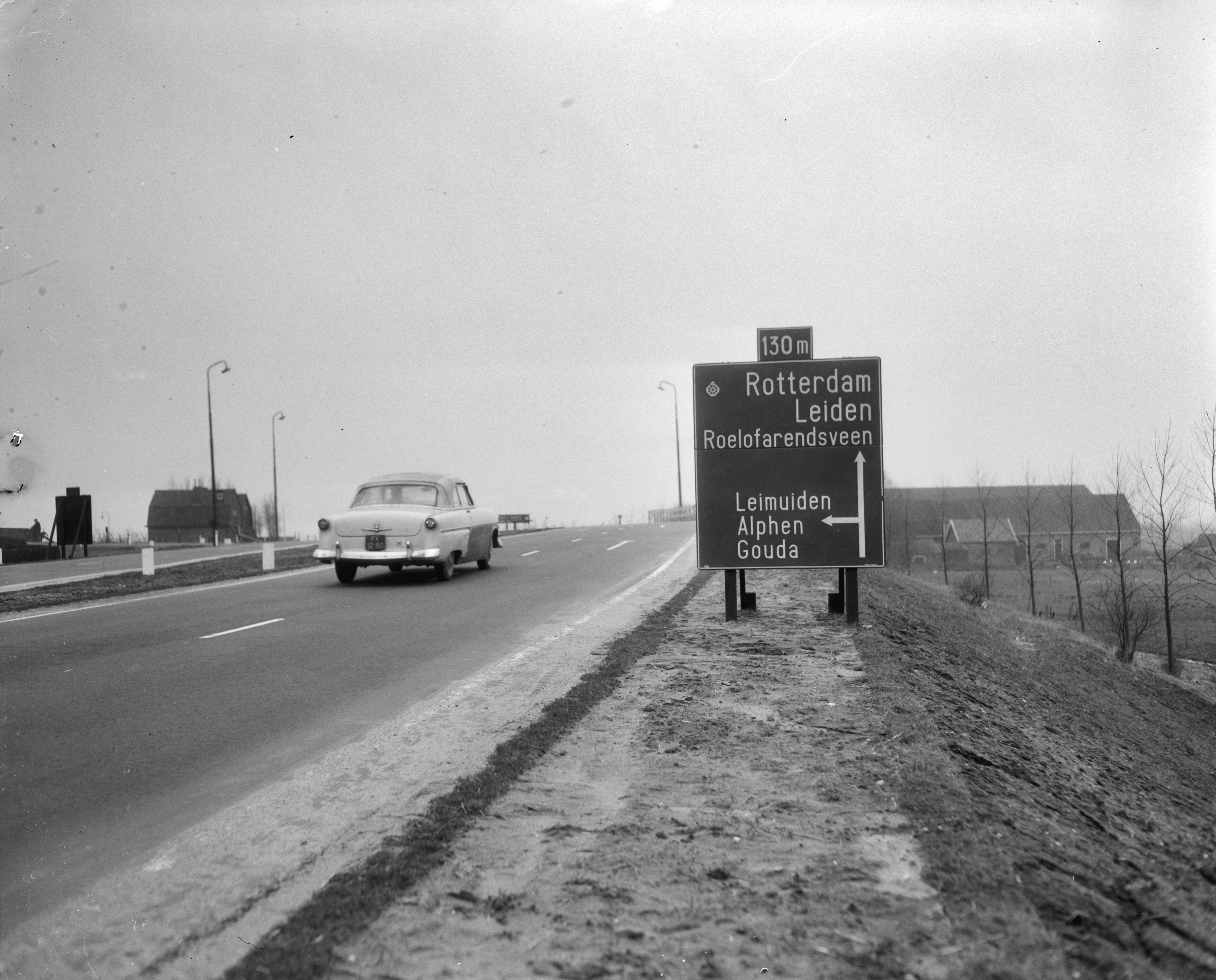 Fotocollectie Anefo — Nieuwe rijksweg 4A met nieuwe richtingsborden bij Leimuiden — Foto: Pot, Harry / Anefo. Licentie: Set B: Rechtenvrij / Publiek Domein. Bron: Nationaal Archief. http://hdl.handle.net/10648/a974762c-d0b4-102d-bcf8-003048976d84