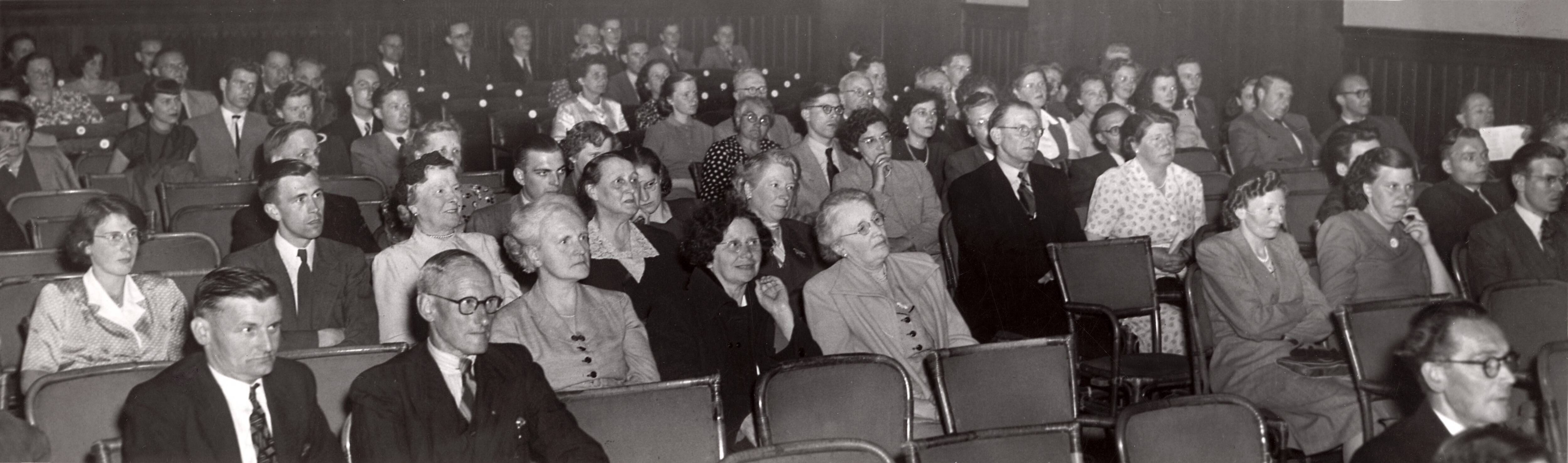 Collectie nader te bepalen — [Harmonie "Amphion" van Drukkerij N.V. Spaarnestad] [publiek in zaal] — Foto: Fotograaf Onbekend / Fotobureau onbekend / Spaarnestad Photo (05887). Licentie: Set B: Rechtenvrij / Publiek Domein. Bron: Nationaal Archief. http://hdl.handle.net/10648/35429da6-3c52-a382-e063-6df0900a6686