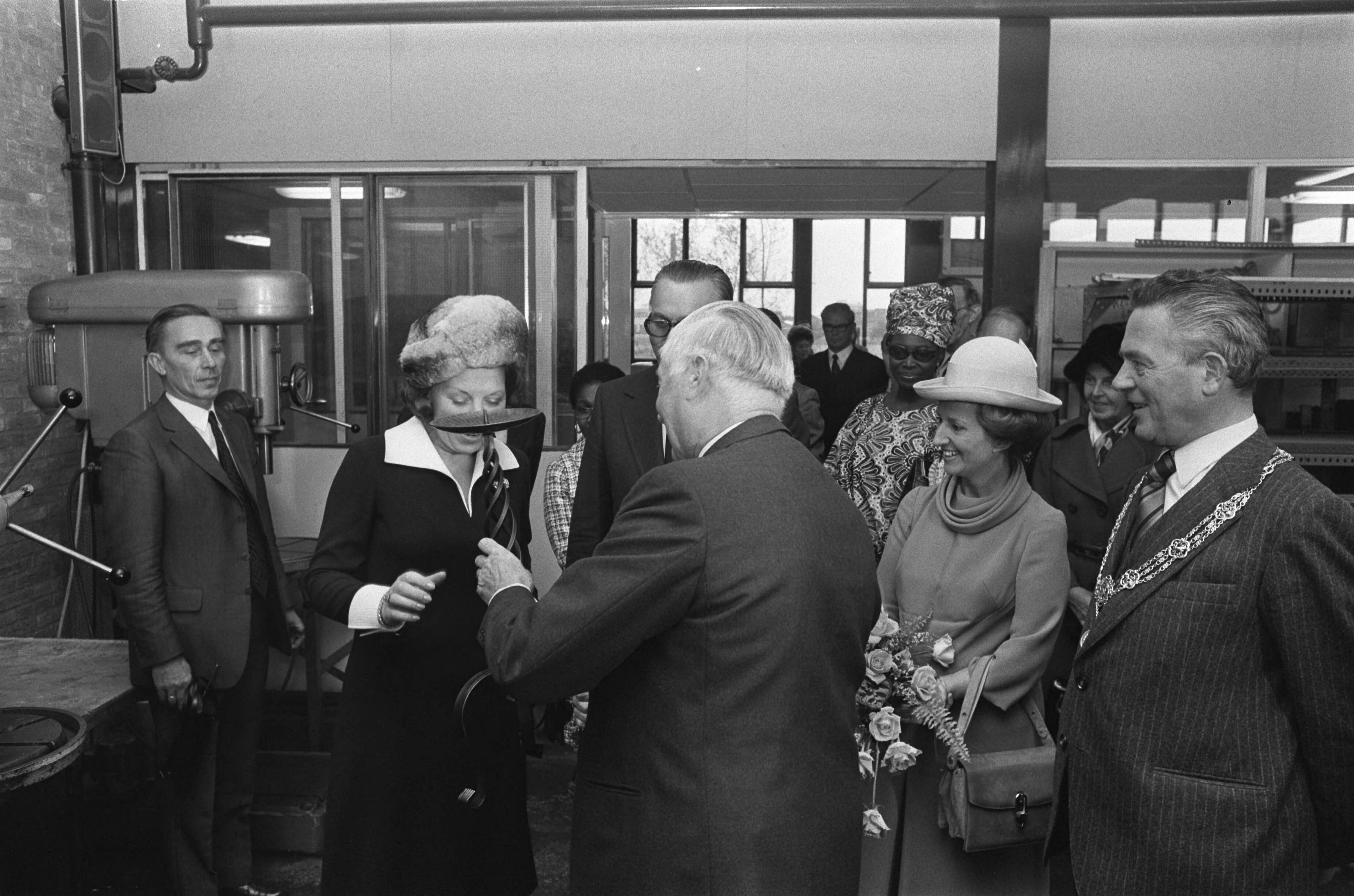 Fotocollectie Anefo — Staatsbezoek uit Senegal, bezoek aan Ver. dr. Schroeder Van de Kolk te Den Haag ; Beatrix en mevrouw Senghorn — Foto: Peters, Hans / Anefo. Licentie: Set B: Rechtenvrij / Publiek Domein. Bron: Nationaal Archief. http://hdl.handle.net/10648/ac58bc7c-d0b4-102d-bcf8-003048976d84