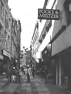 Fotocollectie Rijksvoorlichtingsdienst Eigen — Den Haag, Venestraat gezien in de richting van de Hoogstraat met het restaurant 't Goude Hooft. Dias winkelstraten — Foto: Schuurman, Ralph L. / RVD. Licentie: Set B: Rechtenvrij / Publiek Domein. Bron: Nationaal Archief. http://hdl.handle.net/10648/af72db5e-d0b4-102d-bcf8-003048976d84