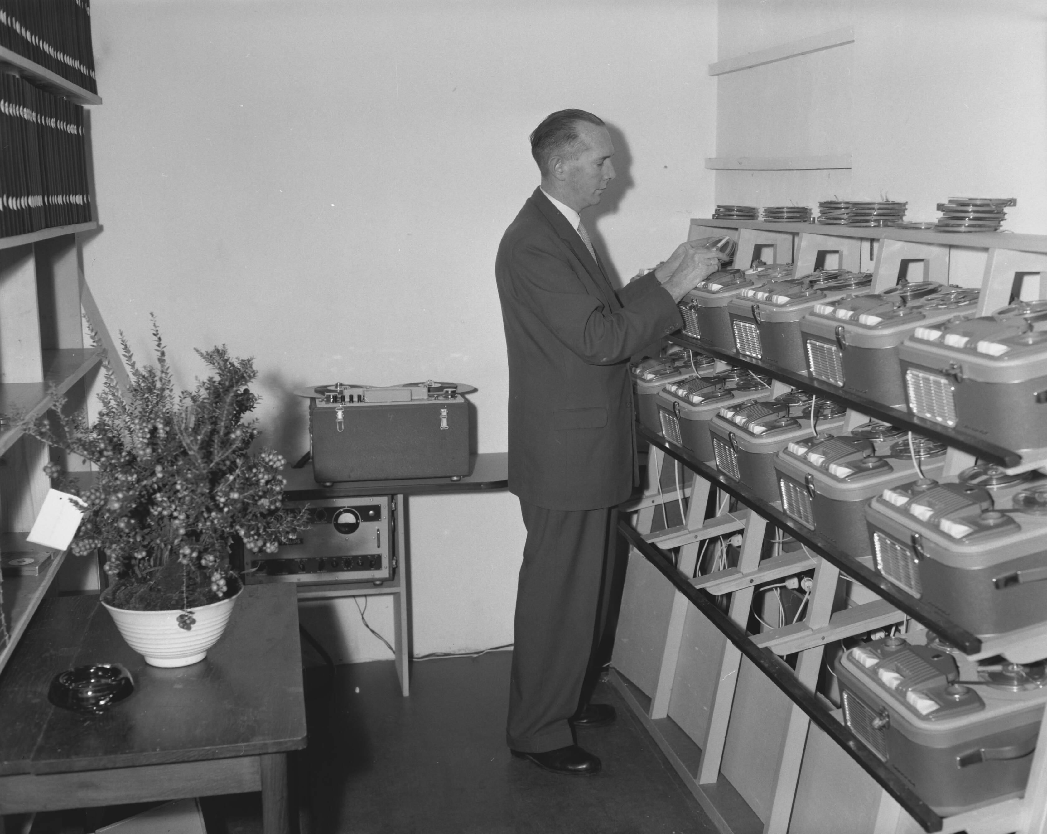 Fotocollectie Anefo — Opening geluidstudio blindenbibliotheek in Den Haag — Foto: Rossem, Wim van / Anefo. Licentie: Set B: Rechtenvrij / Publiek Domein. Bron: Nationaal Archief. http://hdl.handle.net/10648/a985e89e-d0b4-102d-bcf8-003048976d84