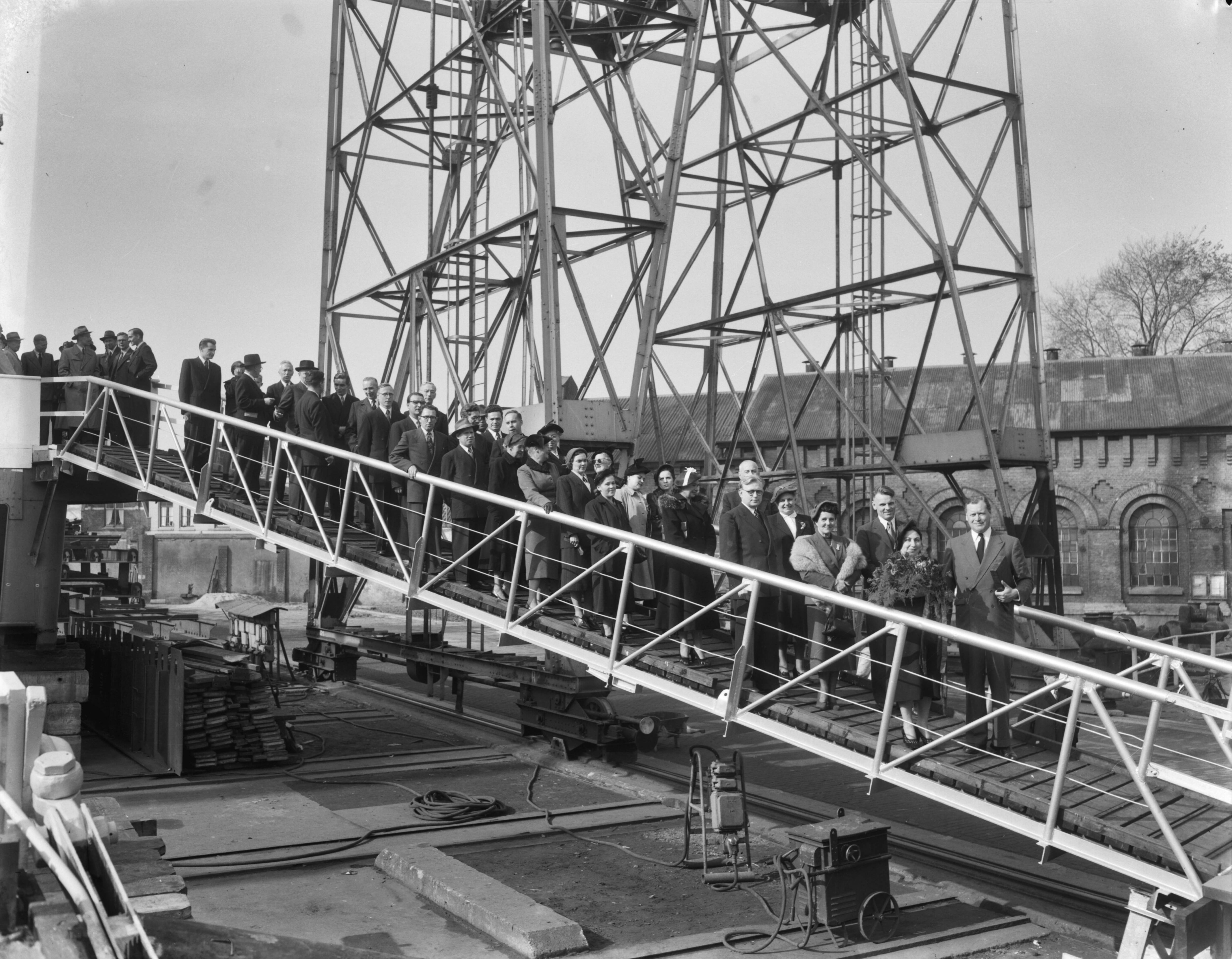 Fotocollectie Anefo — Tewaterlating vrachtschip "OGB" op de werf van N.V. Koninklijke Maatschappij "De Schelde" te Vlissingen — Foto: Duinen, G.W. van / Anefo. Licentie: Set B: Rechtenvrij / Publiek Domein. Bron: Nationaal Archief. http://hdl.handle.net/10648/a9152776-d0b4-102d-bcf8-003048976d84