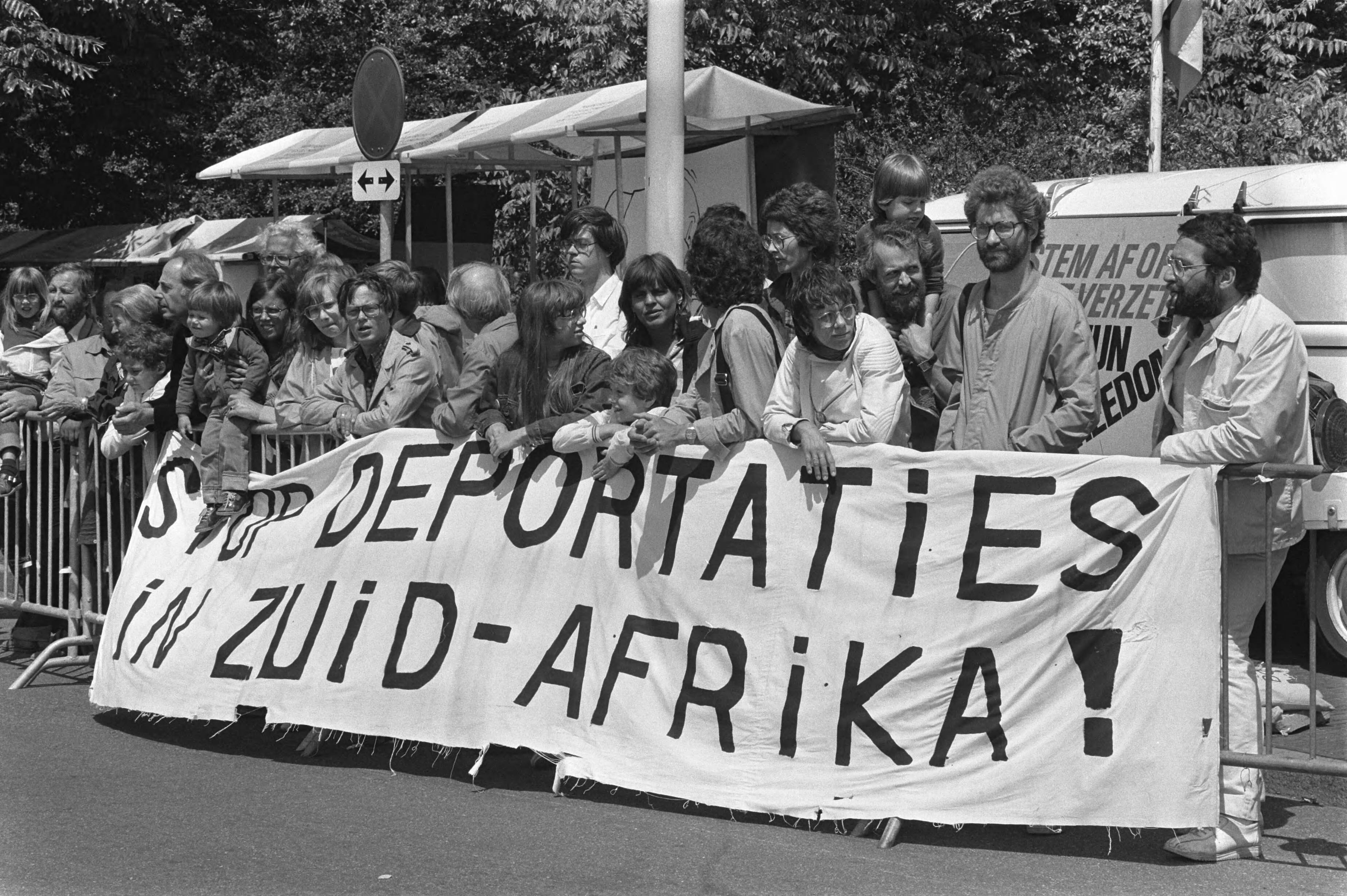 Fotocollectie Anefo — Demonstratie t.g.v. herdenking Soweta bij Zuidafrikaanse ambassade in Den Haag — Foto: Antonisse, Marcel / Anefo. Licentie: Set B: Rechtenvrij / Publiek Domein. Bron: Nationaal Archief. http://hdl.handle.net/10648/ad19942e-d0b4-102d-bcf8-003048976d84