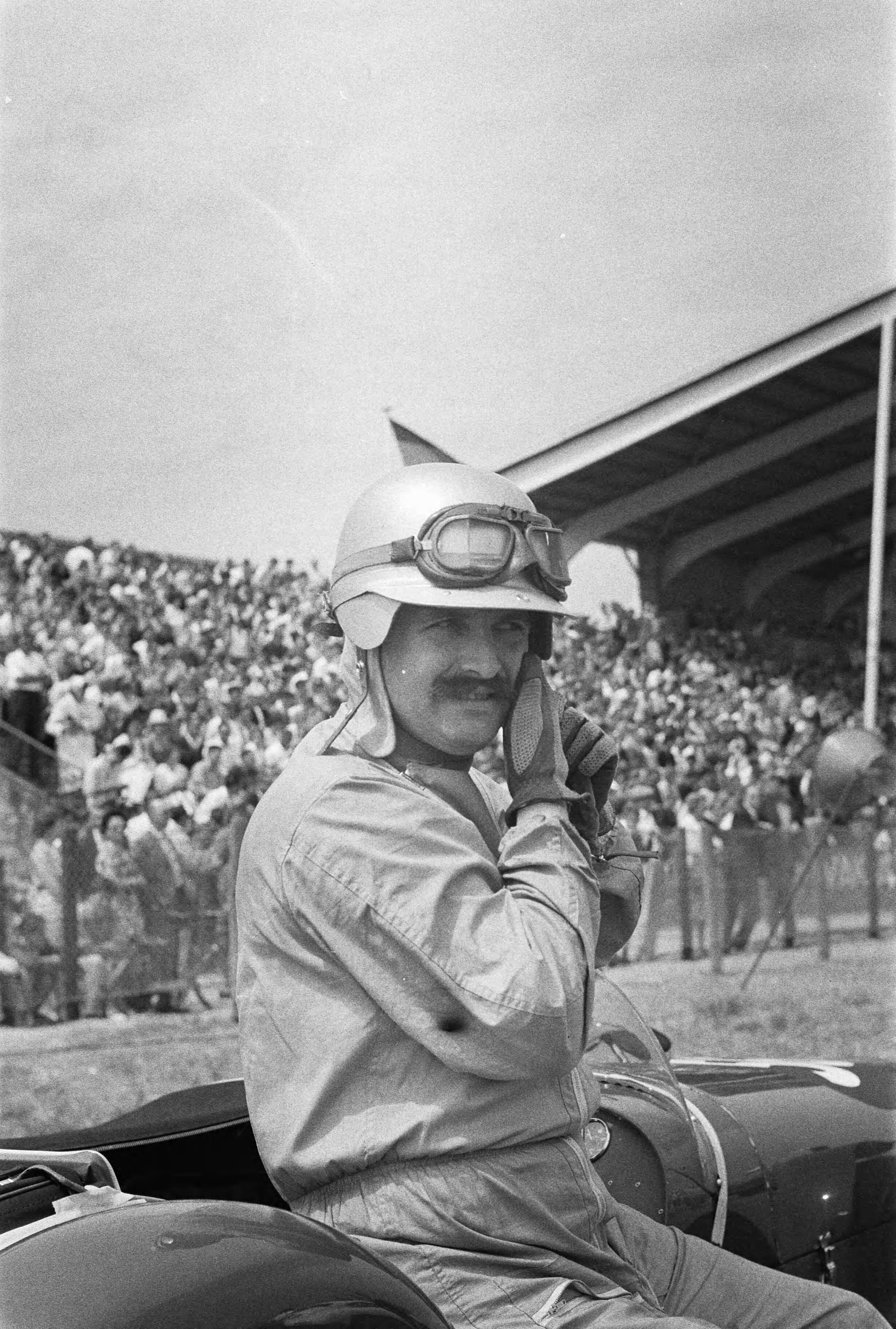 Fotocollectie Anefo — Grote Prijs van Nederland op het circuit van Zandvoort. De Engelse coureur Graham Hill — Foto: Pot, Harry / Anefo. Licentie: Set B: Rechtenvrij / Publiek Domein. Bron: Nationaal Archief. http://hdl.handle.net/10648/a9b11280-d0b4-102d-bcf8-003048976d84