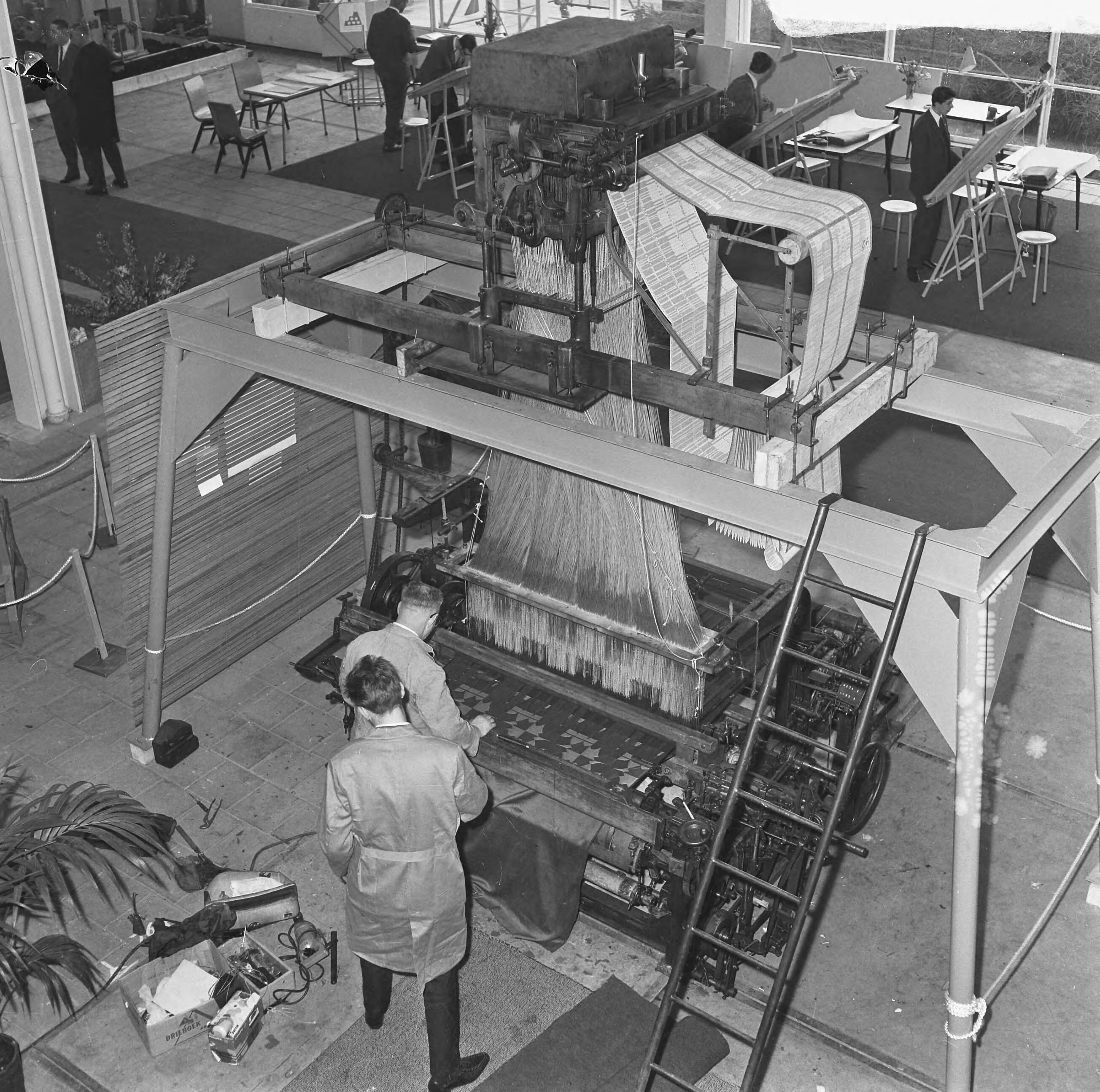 Fotocollectie Anefo — Nationale beroepenmanifestatie in Utrecht, aan weefgetouw aan het werk — Foto: Voets, Jan / Anefo. Licentie: Set B: Rechtenvrij / Publiek Domein. Bron: Nationaal Archief. http://hdl.handle.net/10648/aae27b44-d0b4-102d-bcf8-003048976d84