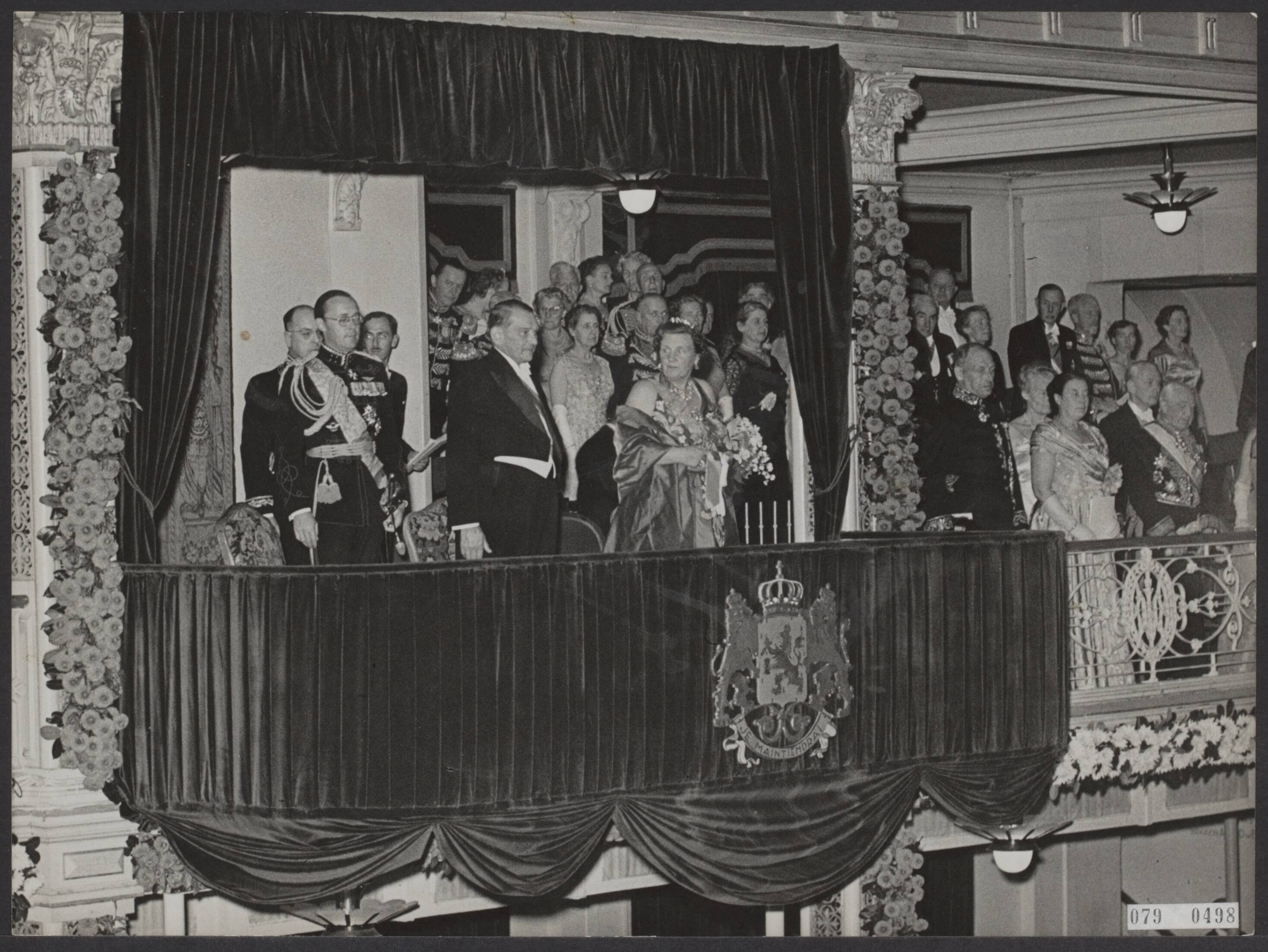 Fotocollectie Elsevier Binnenland — Staatsbezoek Franse president Coty aan Nederland. Tweede dag. Galaconcert in Kurhaus te Scheveningen — Foto: Bilsen, Joop van / Anefo. Licentie: Set B: Rechtenvrij / Publiek Domein. Bron: Nationaal Archief. http://hdl.handle.net/10648/ae18ee42-d0b4-102d-bcf8-003048976d84