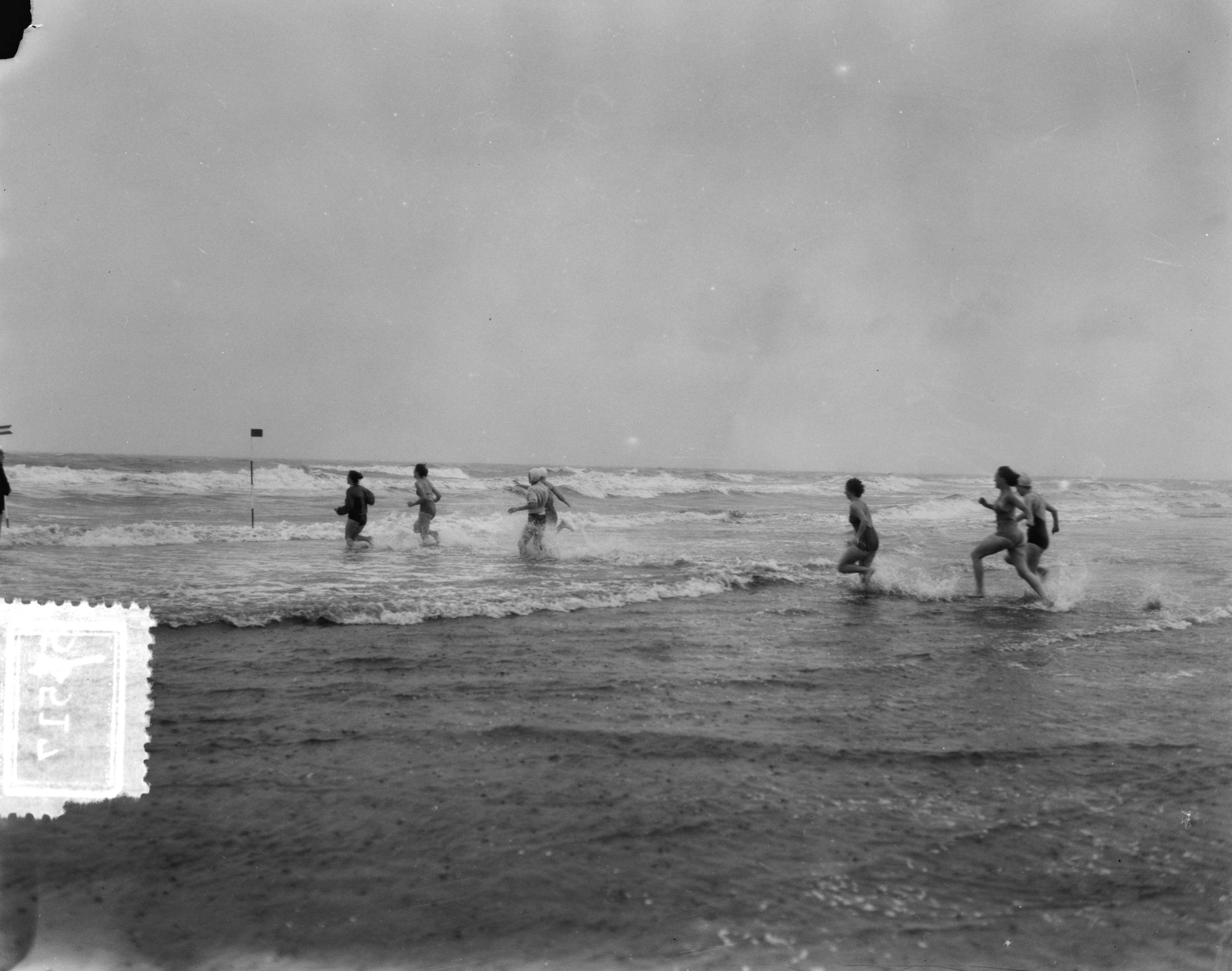 Fotocollectie Anefo — Opening badseizoen. Wedloop naar zee te Scheveningen — Foto: Duinen, G.W. van / Anefo. Licentie: Set B: Rechtenvrij / Publiek Domein. Bron: Nationaal Archief. http://hdl.handle.net/10648/a90cdecc-d0b4-102d-bcf8-003048976d84
