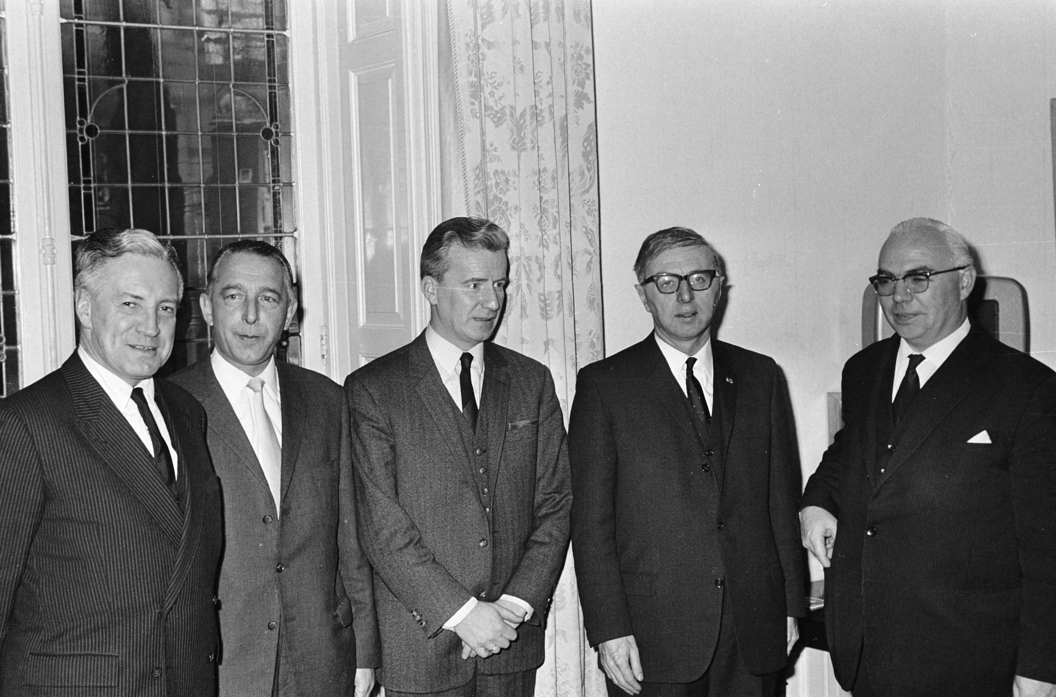 Fotocollectie Anefo — Overleg tussen regering en vertegenwoordigers van de werknemersorganisaties Den Haag, Vakbonden, Spits (NKV), Mertens, Kloos, Willems (NVV) — Foto: Evers, Joost / Anefo. Licentie: Set B: Rechtenvrij / Publiek Domein. Bron: Nationaal Archief. http://hdl.handle.net/10648/ab0d922a-d0b4-102d-bcf8-003048976d84