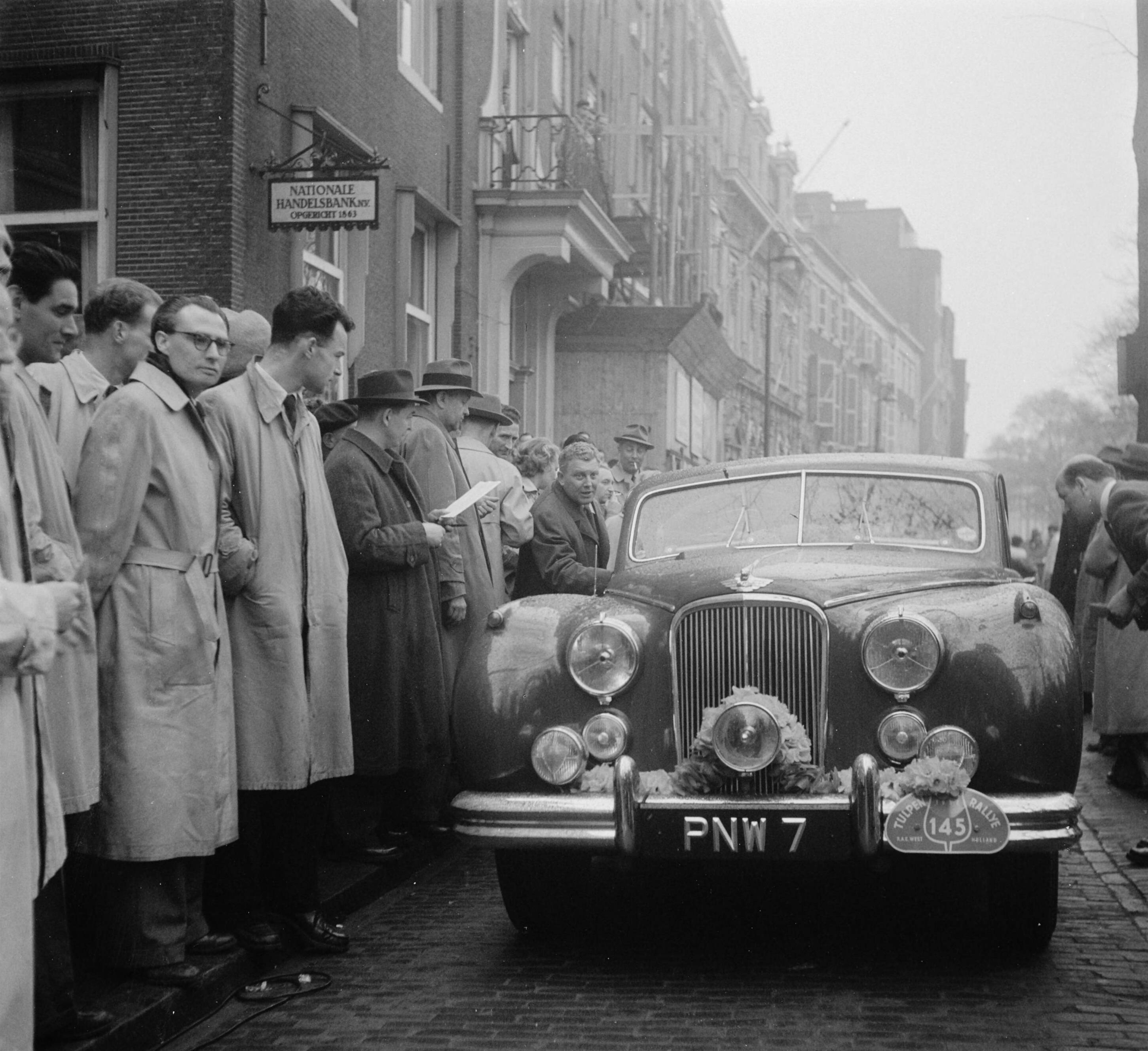 Tulpenrally 1952 — Tulpenralley. Start Den Haag — Foto: Pot, Harry / Anefo. Licentie: Set B: Rechtenvrij / Publiek Domein. Bron: Nationaal Archief. http://hdl.handle.net/10648/a8f8836e-d0b4-102d-bcf8-003048976d84