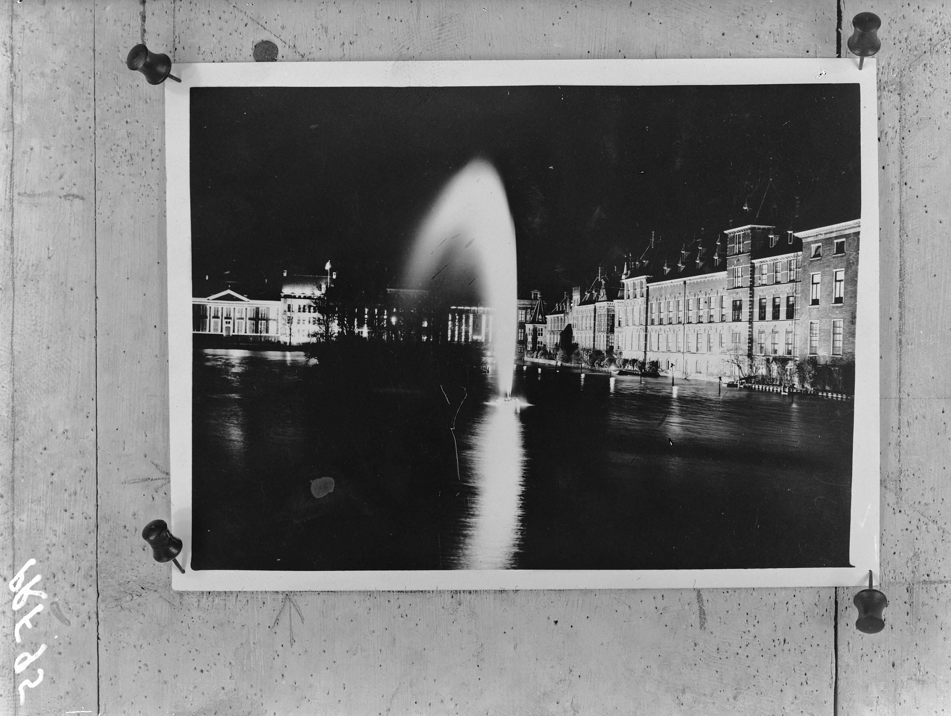 Fotocollectie Anefo — Feesten t.g.v. geboorte van prinses Beatrix. Fontein in Hofvijver te Den Haag verlicht — Foto: Central Press Ltd. Licentie: Set B: Rechtenvrij / Publiek Domein. Bron: Nationaal Archief. http://hdl.handle.net/10648/ad80a9fc-d0b4-102d-bcf8-003048976d84