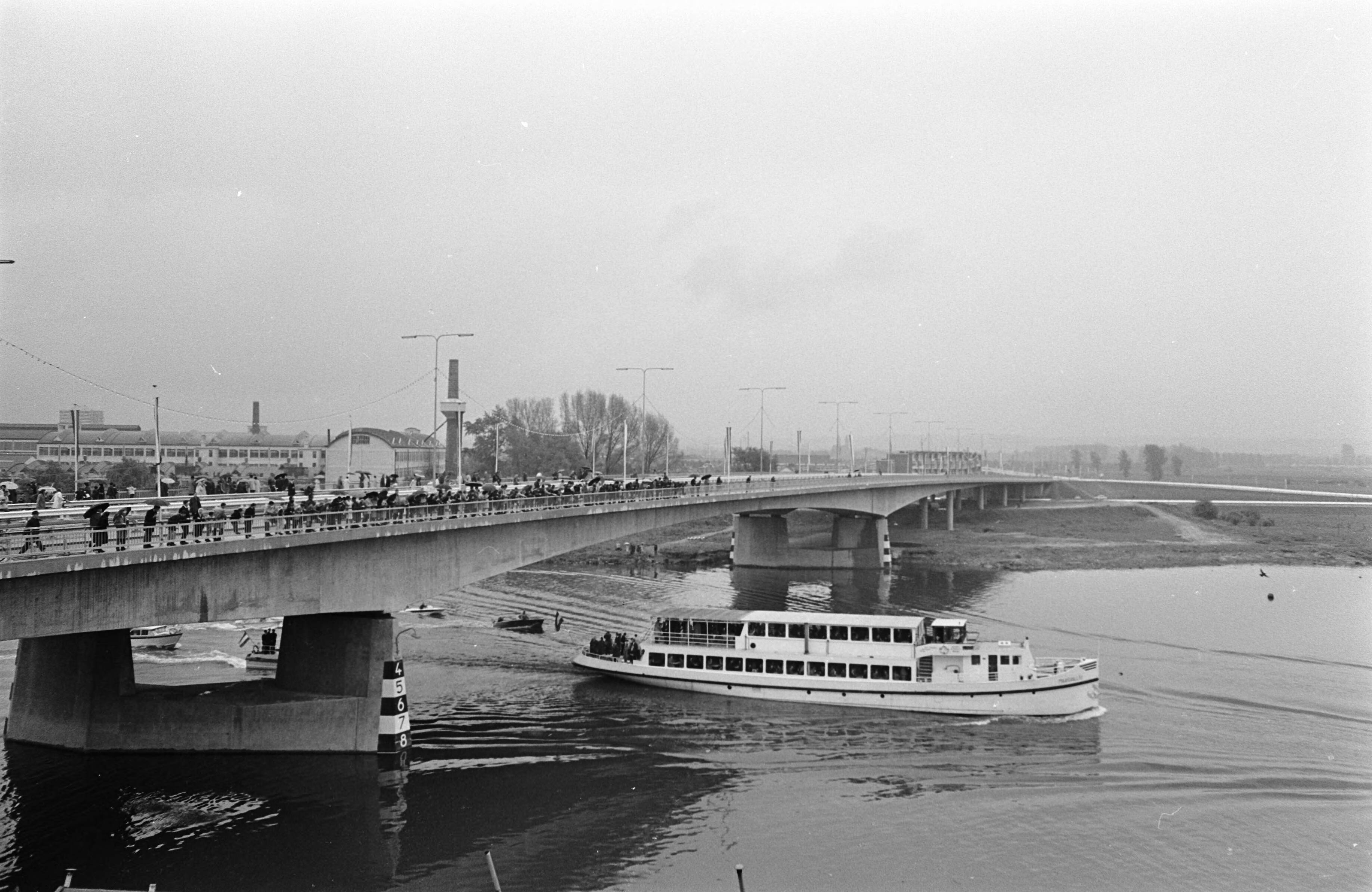 Fotocollectie Anefo — Prins Claus opende John F. Kennedy brug te Maastricht. De brug gezien vanaf het oude Maastrichtse gedeelte — Foto: Nijs, Jac. de / Anefo. Licentie: Set B: Rechtenvrij / Publiek Domein. Bron: Nationaal Archief. http://hdl.handle.net/10648/ab3fbfde-d0b4-102d-bcf8-003048976d84