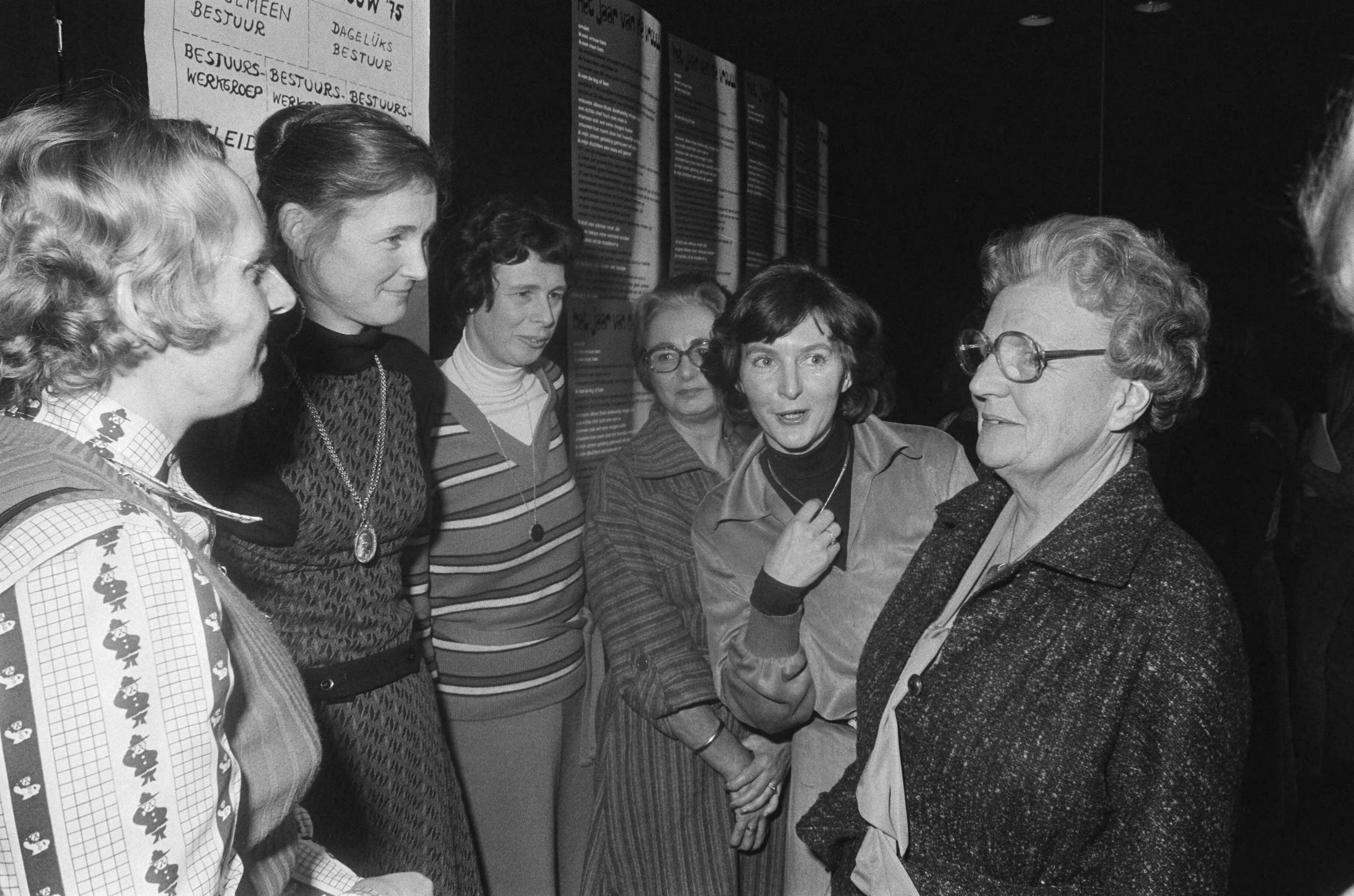 Fotocollectie Anefo — Koningin Juliana aanwezig bij afsluitingsbijeenkomst "Jaar van de vrouw" in Utrecht; Hare Majesteit begroet mevrouw Van der Merwe (voorzitster Rooie — Foto: Peters, Hans / Anefo. Licentie: Set B: Rechtenvrij / Publiek Domein. Bron: Nationaal Archief. http://hdl.handle.net/10648/ac797930-d0b4-102d-bcf8-003048976d84